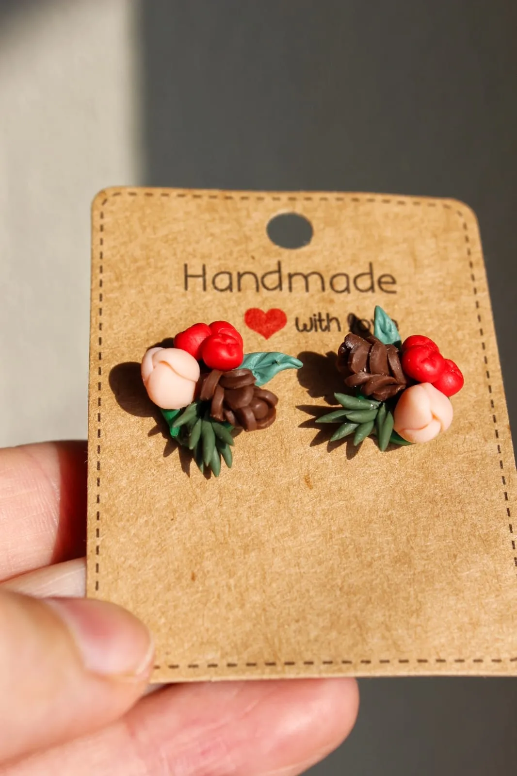 Yılbaşı Temalı Polimer Kil Küpe – Kozalak ve Çiçek Detaylı, El Yapımı