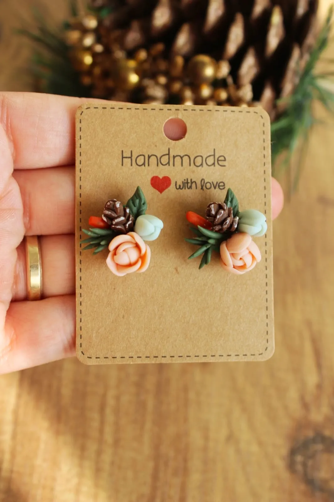 Yılbaşı Temalı Çiçek ve Kozalak Detaylı Küpe - El Yapımı