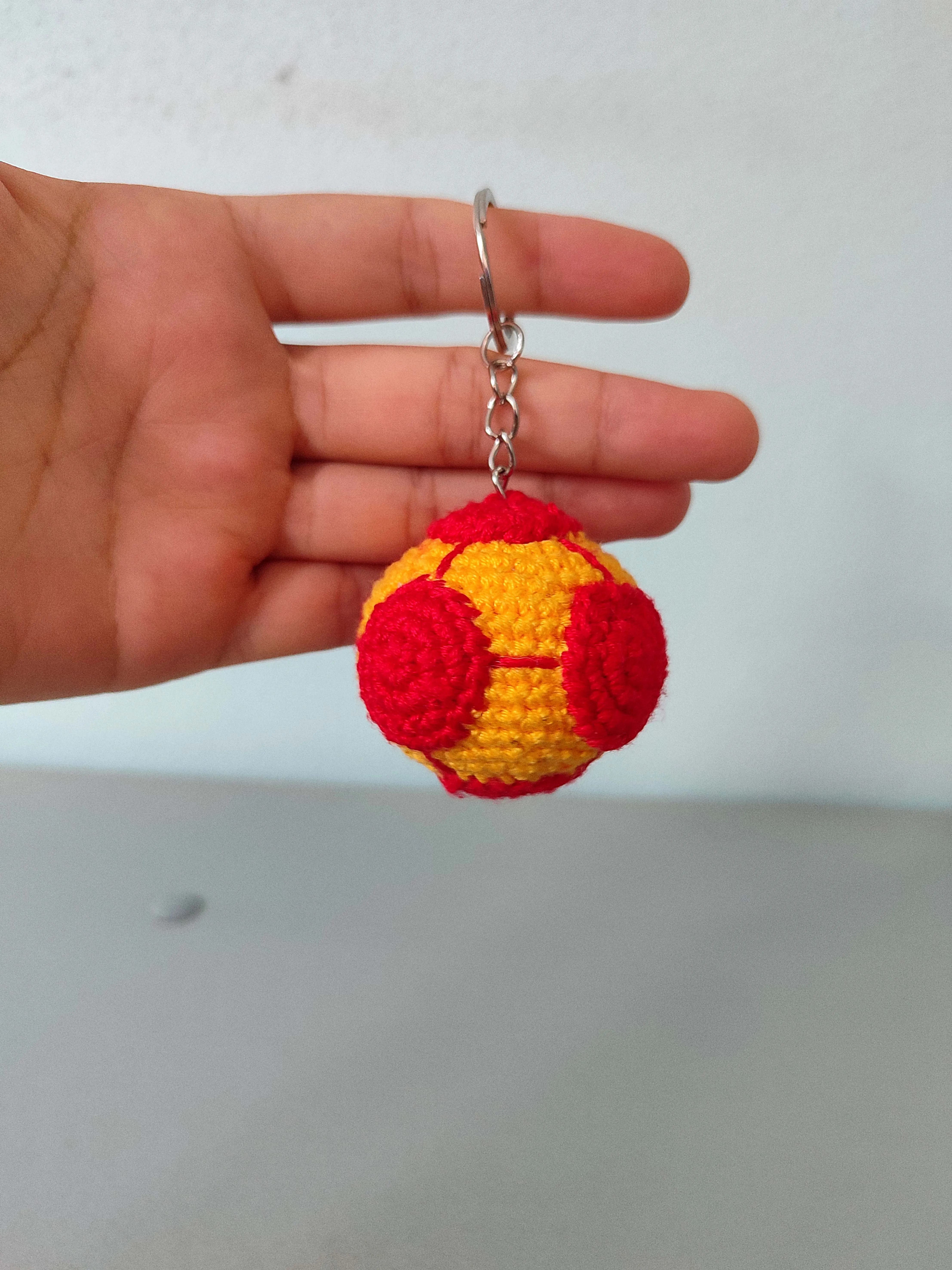 Sarı Kırmızı Örgü Top Anahtarlık - Galatasaray Taraftar Hediyesi