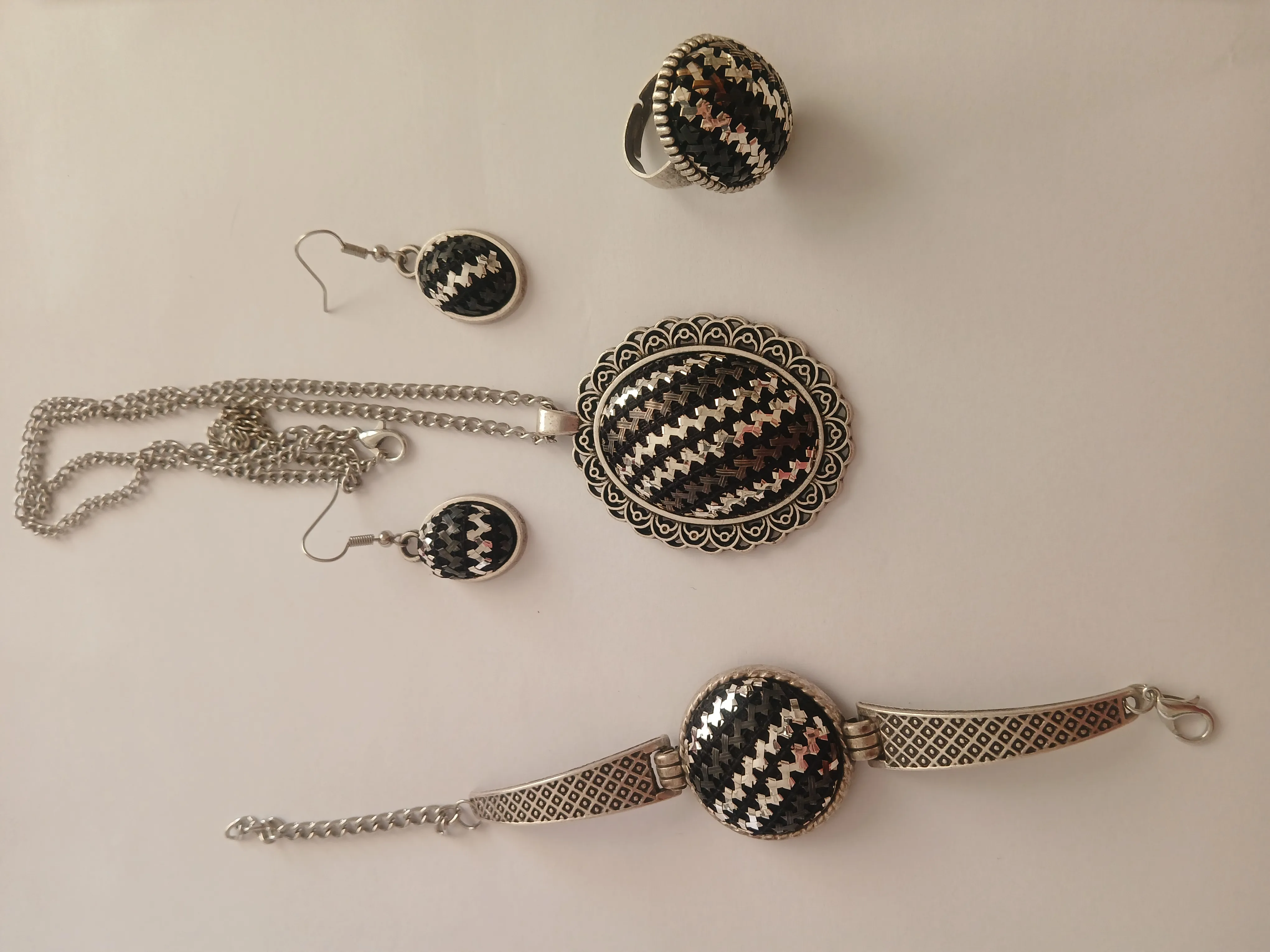 Gümüş ve Siyah Tel Kırma Hristo Yöntemiyle İşlenmiş Takı Seti