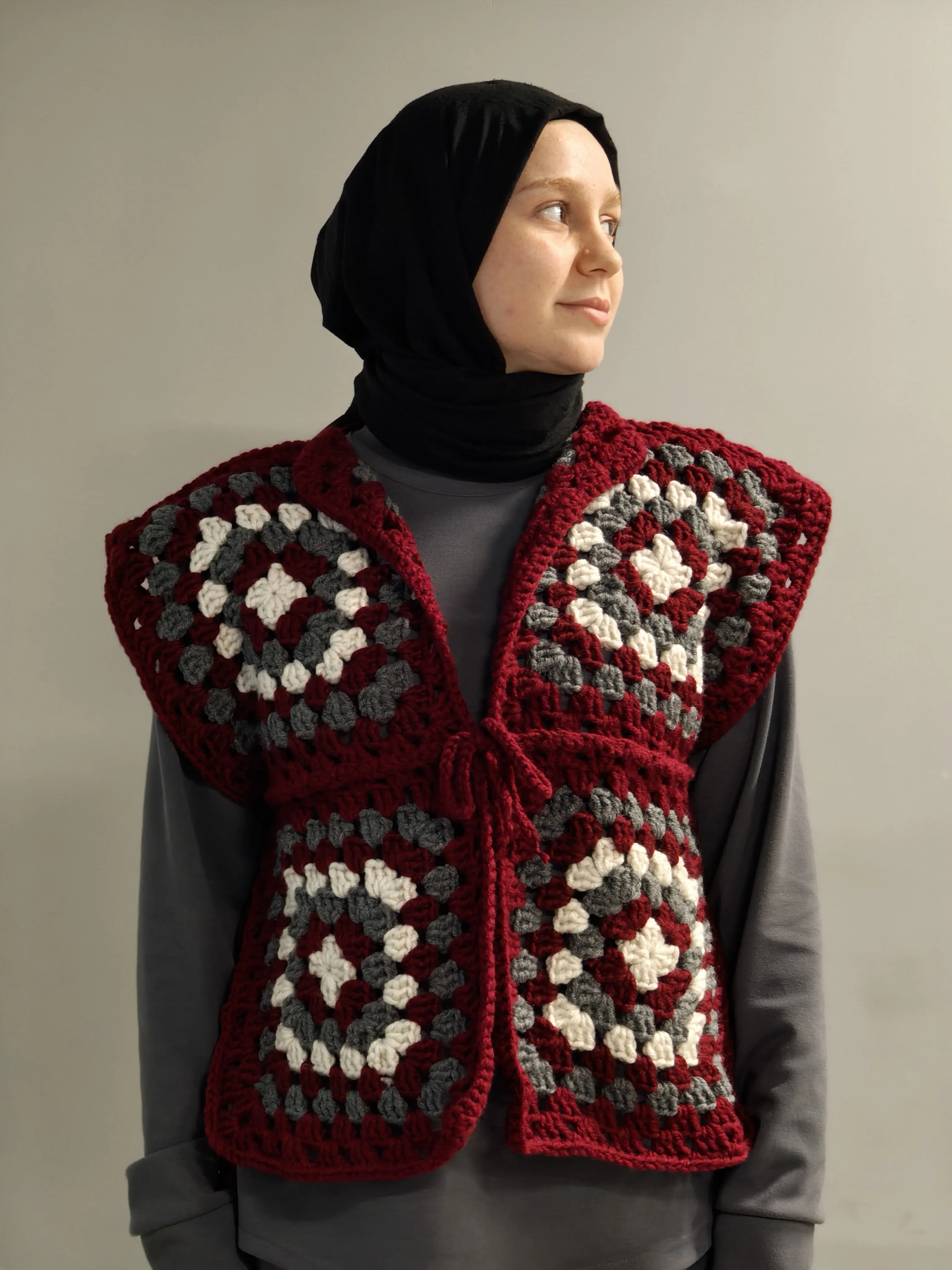 Bordo Motifli Örgü Yelek - Kalın İpten El Emeği Tasarım