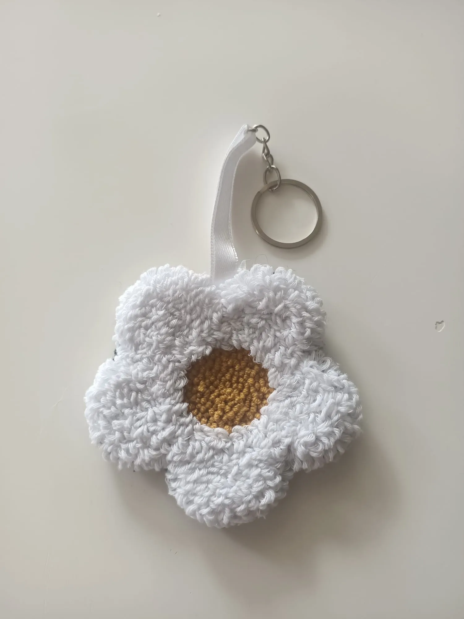 Beyaz Papatya Anahtarlık - Punch Nakışı Mini Charm