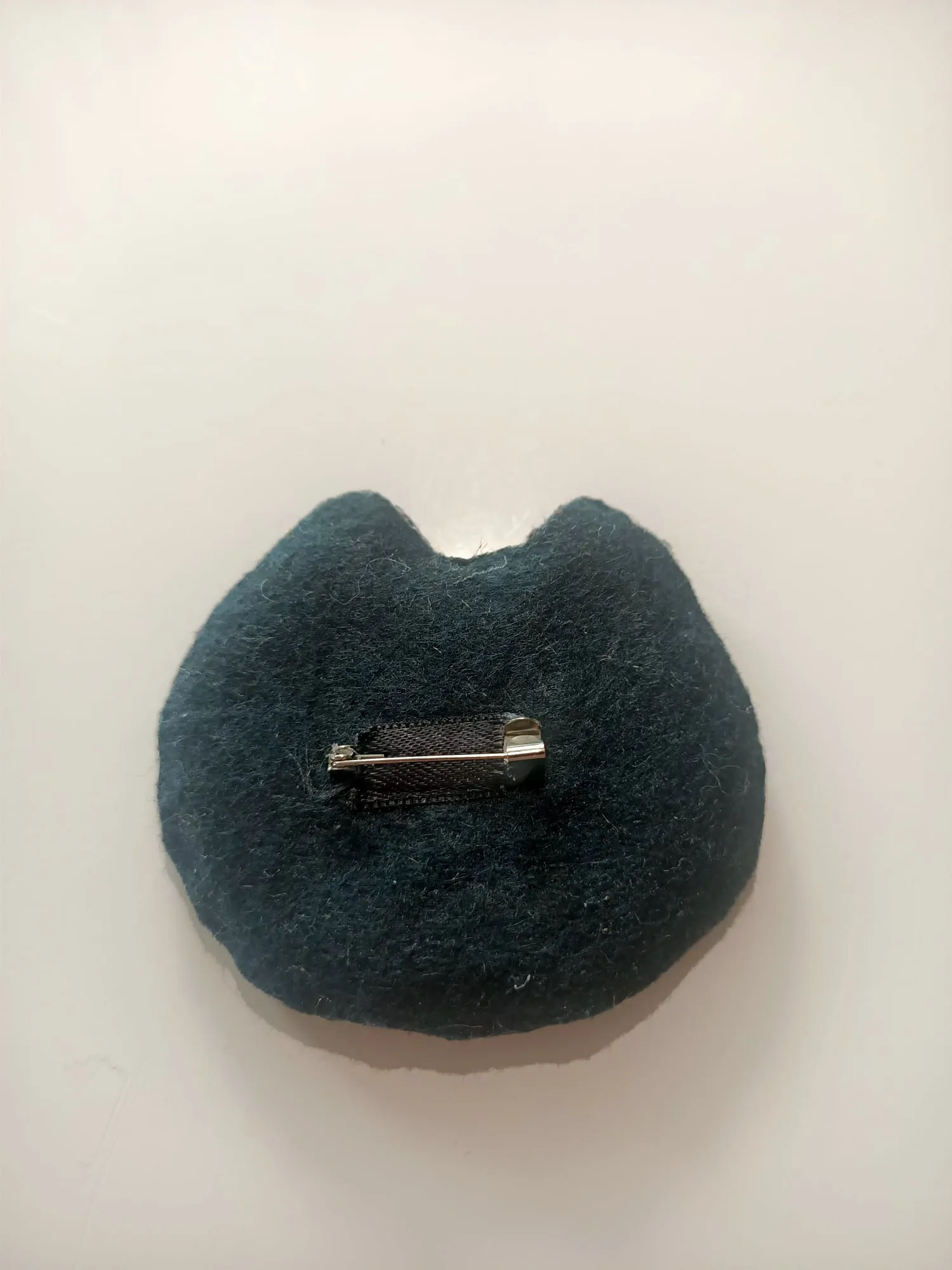 Örme Kedi Motifli Broş - Turuncu ve Pembe Tonlarında Sevimli El İşi