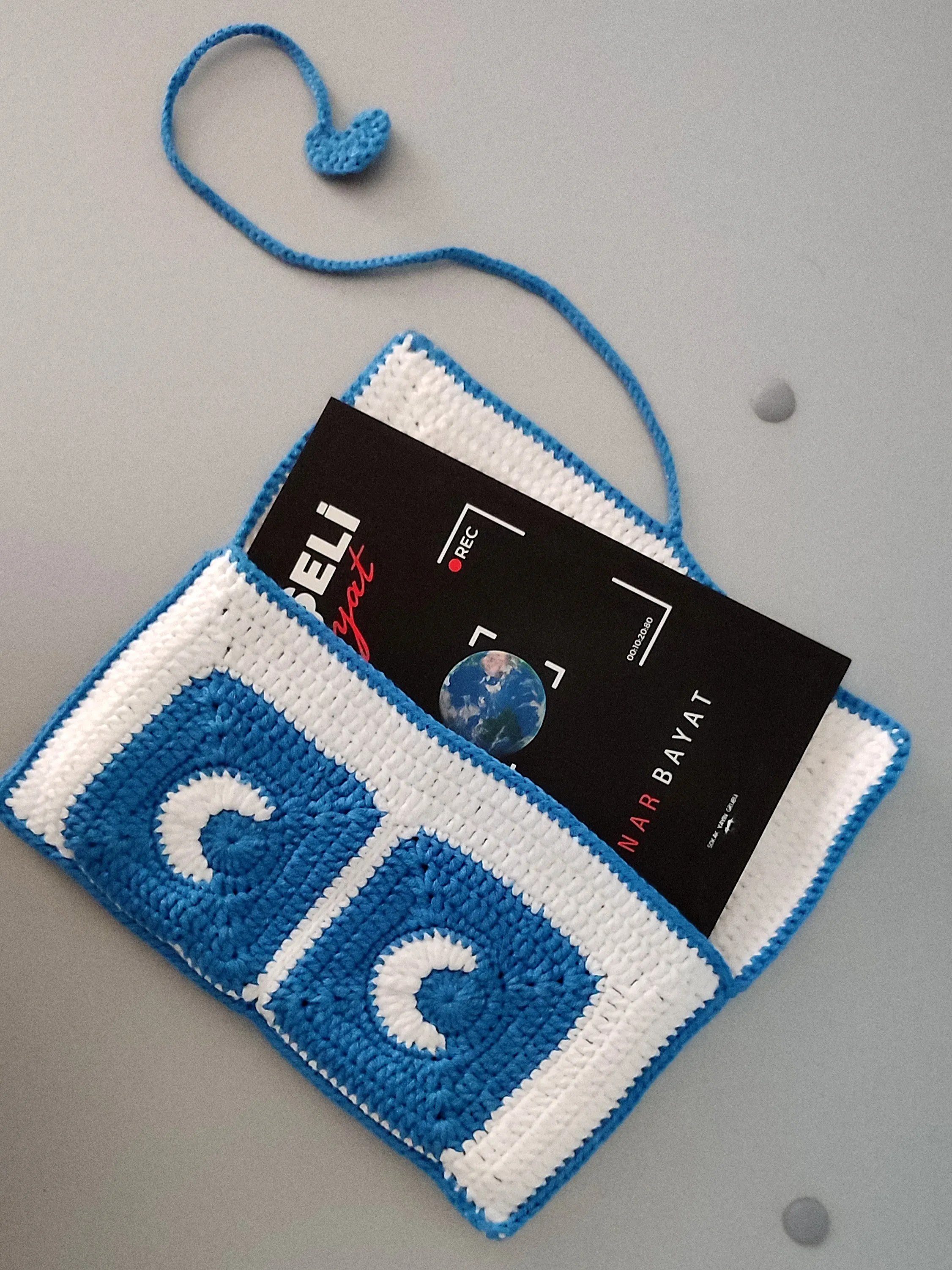 Mavi Beyaz Desenli Örgü Kitap Kılıfı - Nako İplikten El Emeği