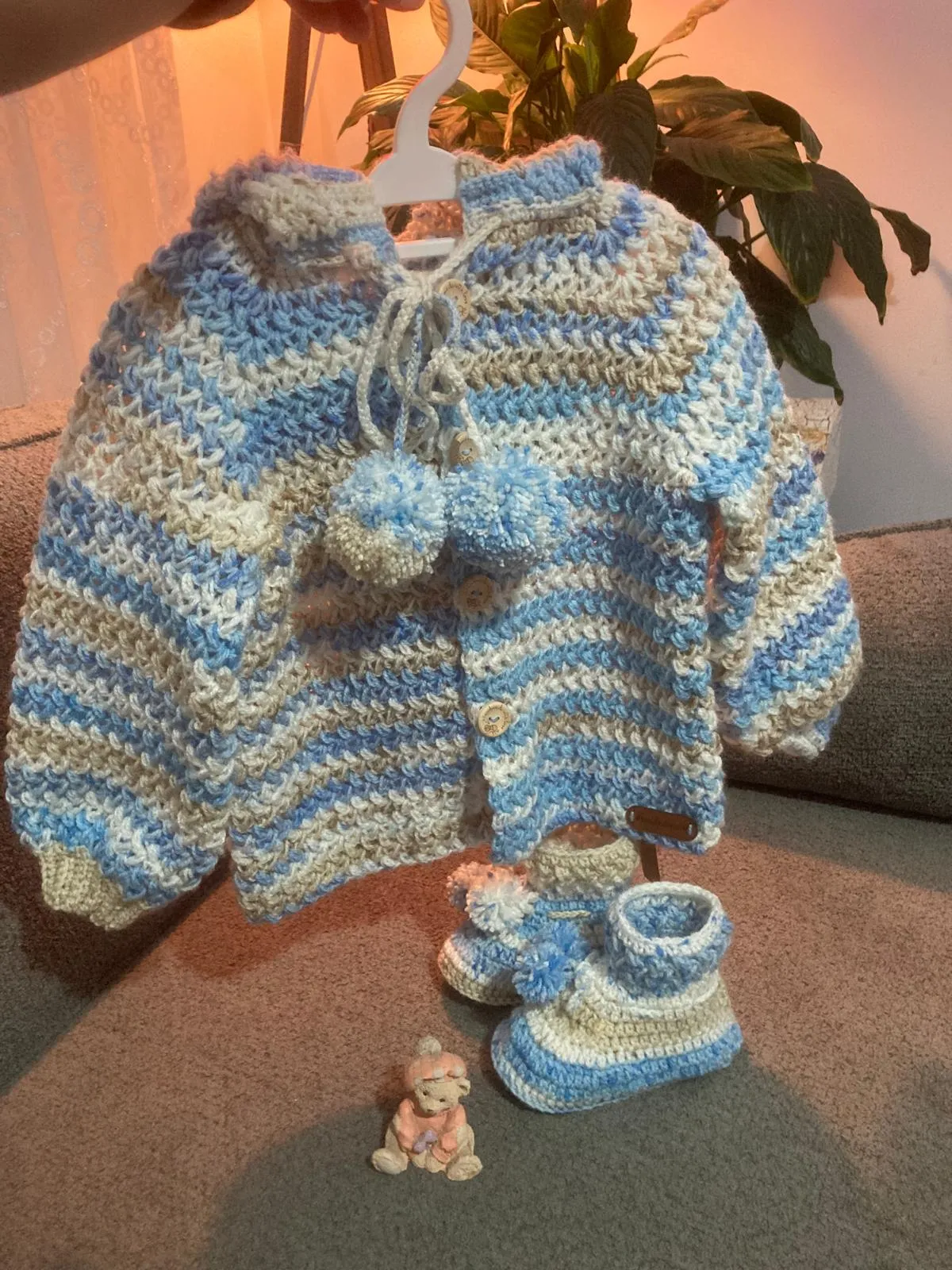 Mavi Batik Desenli Kapüşonlu Bebek Hırka ve Örgü Patik Seti