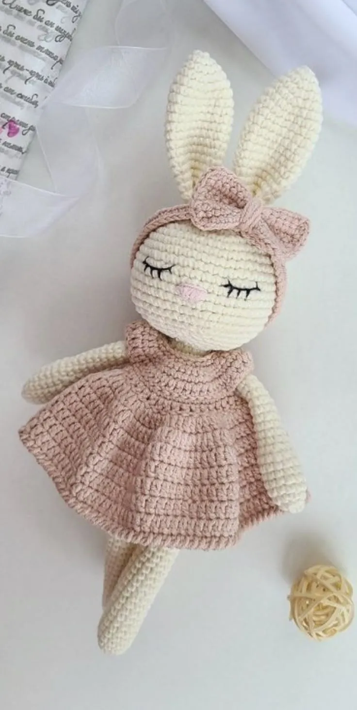 Pembe Elbiseli Örgü Uykucu Tavşan Bebek - El Yapımı Oyuncak