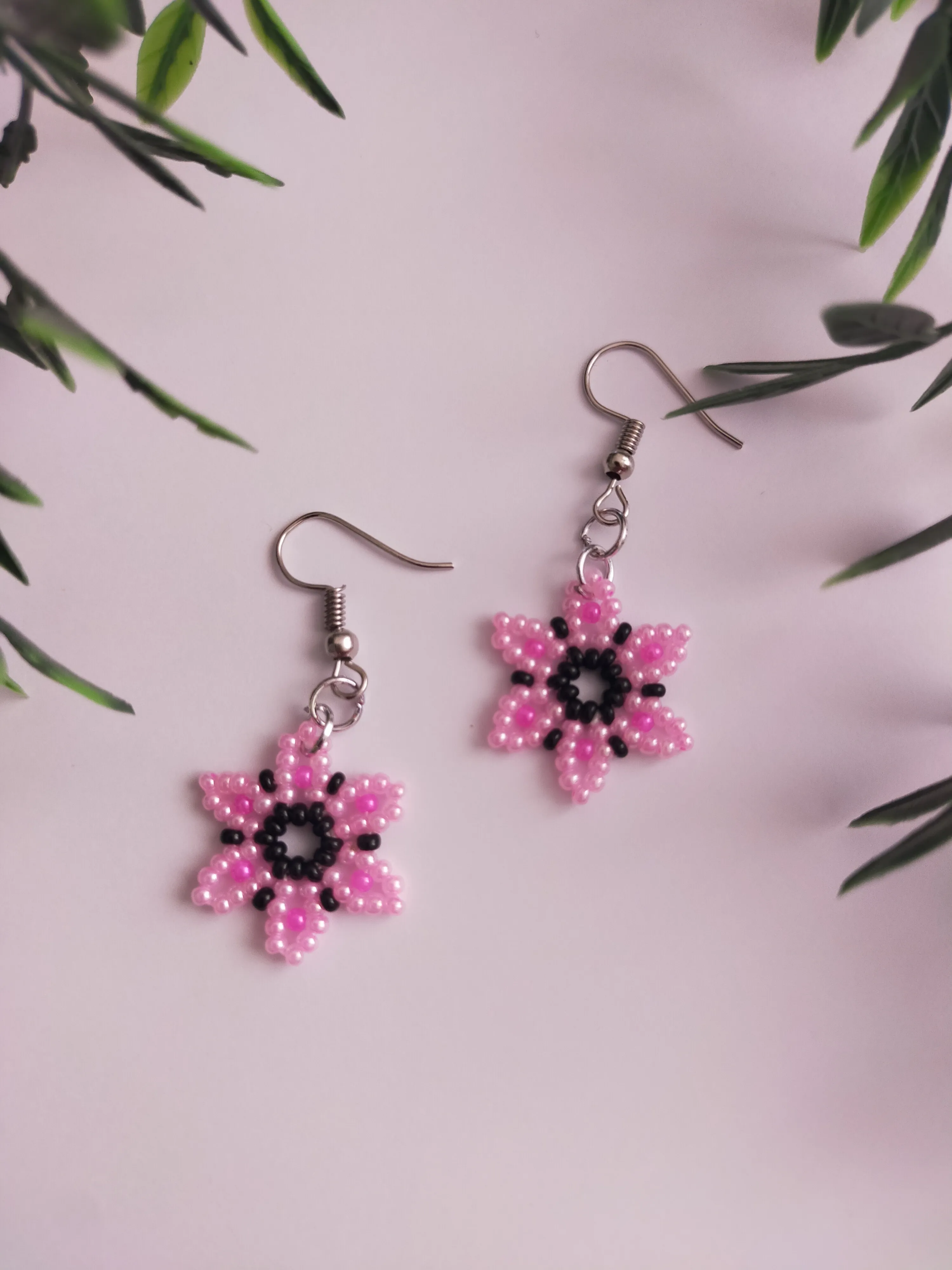 Pembe Çiçek Tasarımlı Boncuk Küpe