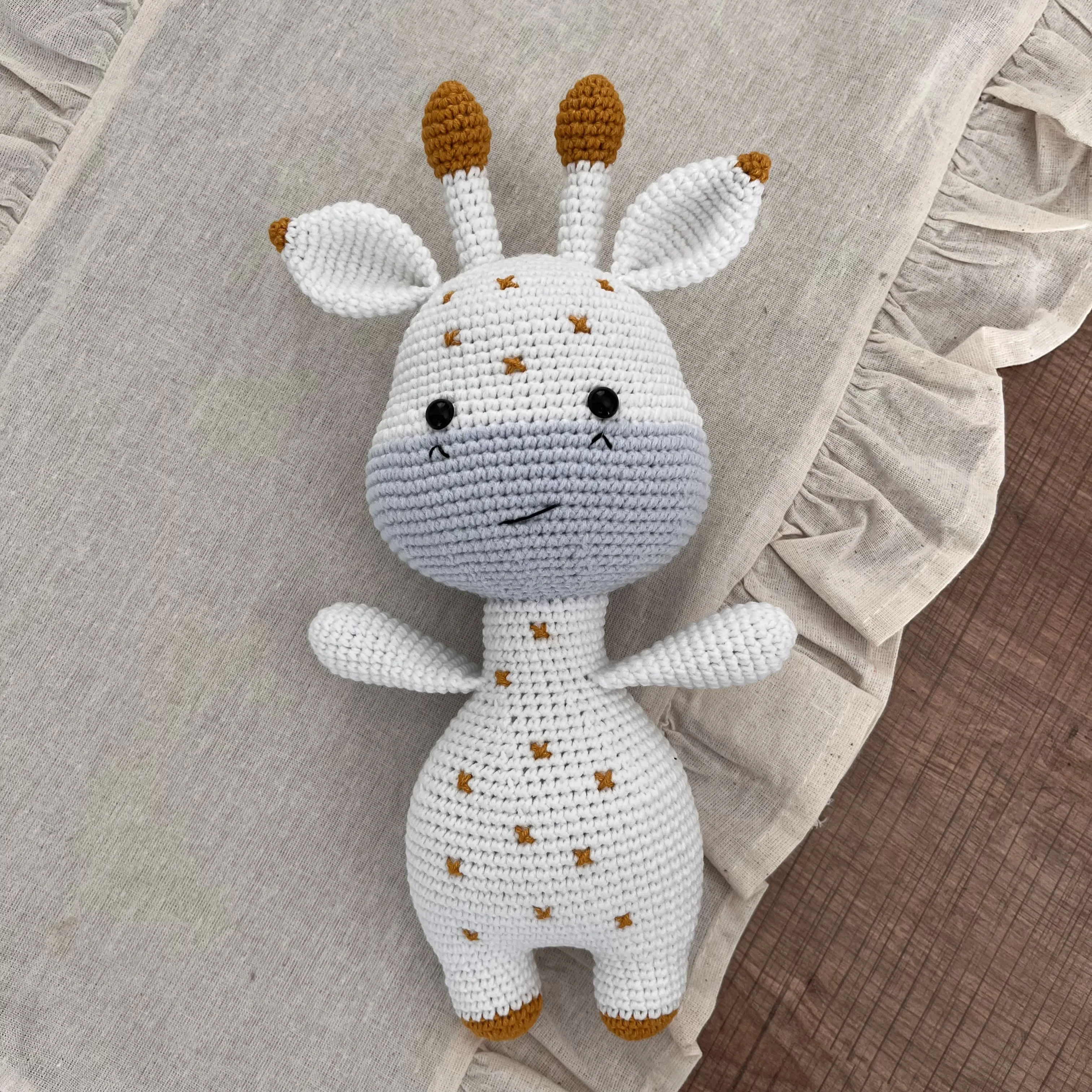 Beyaz ve Mavi Amigurumi Zürafa Oyuncak - Uyku ve Oyun Arkadaşı