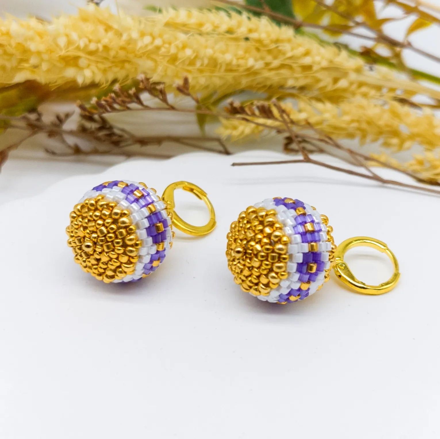 Mor ve Beyaz Miyuki Boncuklu Küpe - Altın Rengi Halka Detaylı