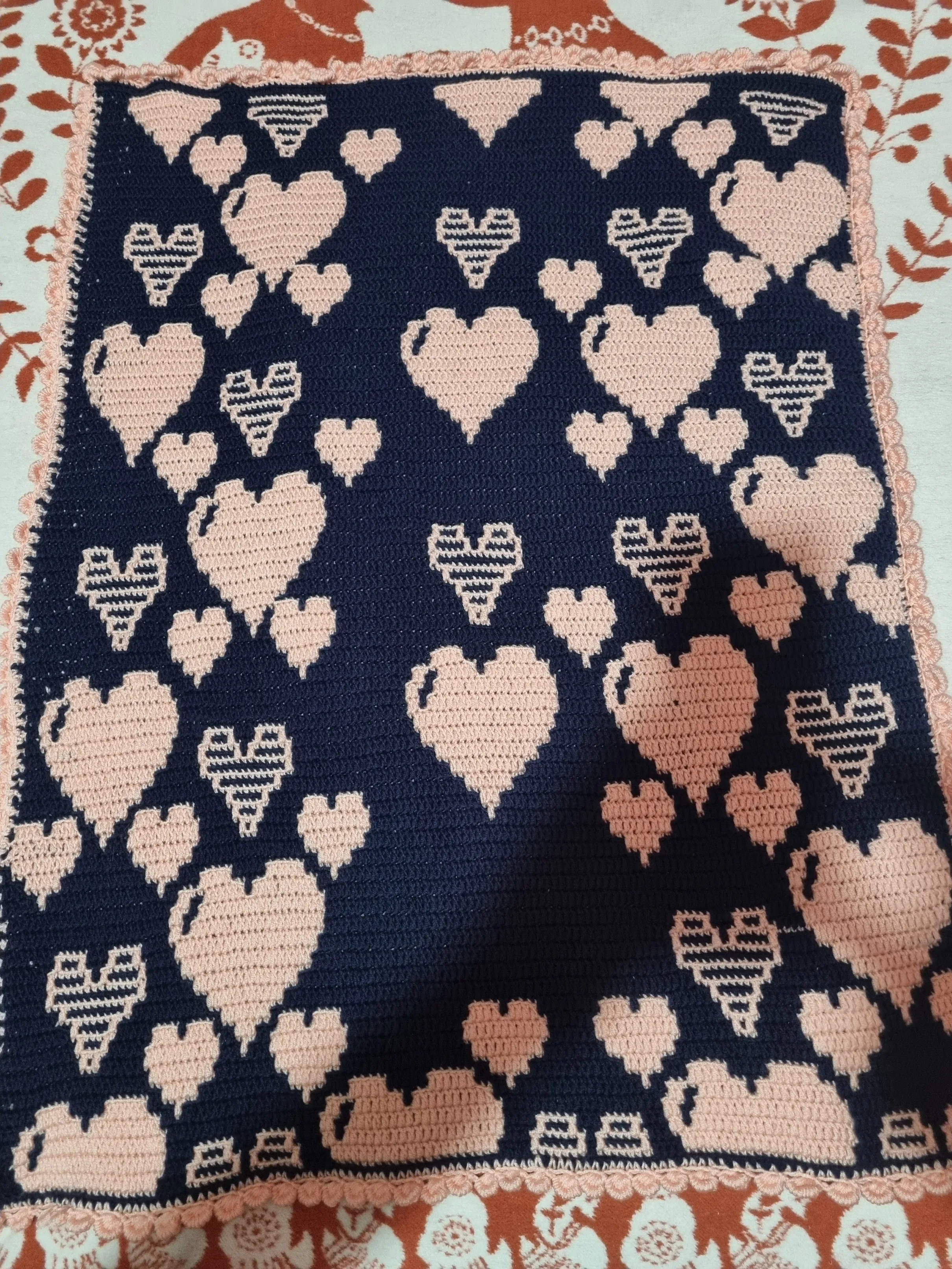 Lacivert Pembe Kalpli Örgü Bebek Battaniyesi - 75x80 cm - El Emeği