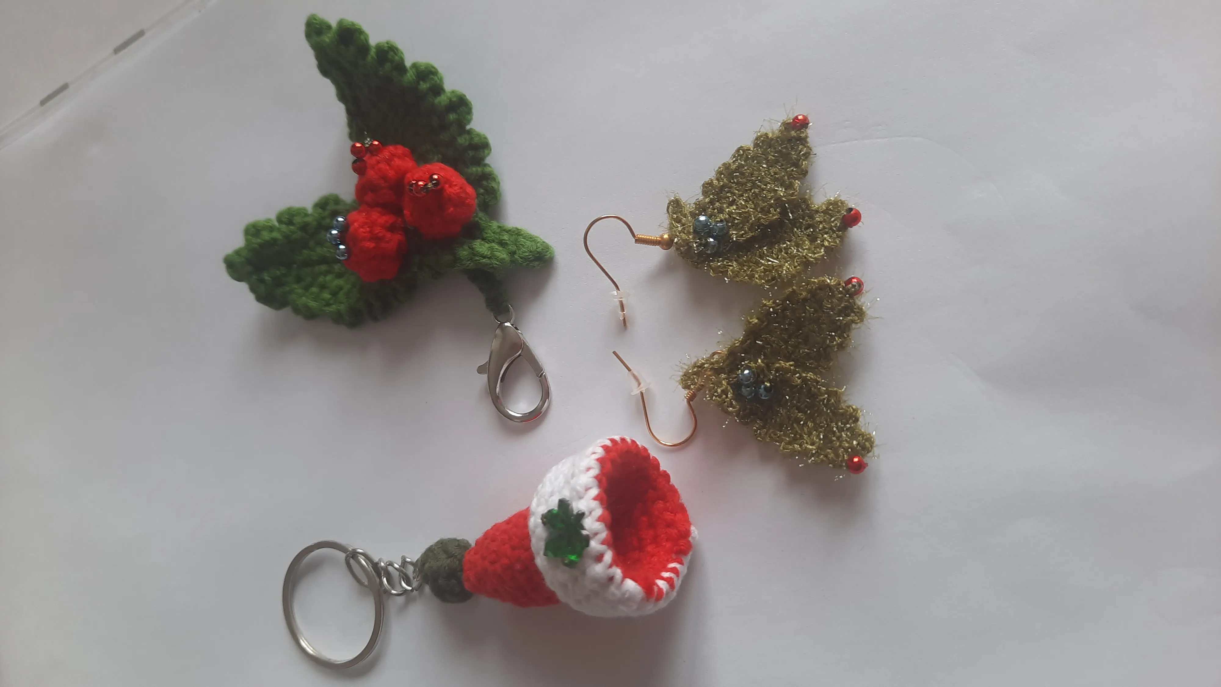 Tığ İşi Yılbaşı Hediye Seti (Anahtarlık, Broş, Küpe) - El Emeği