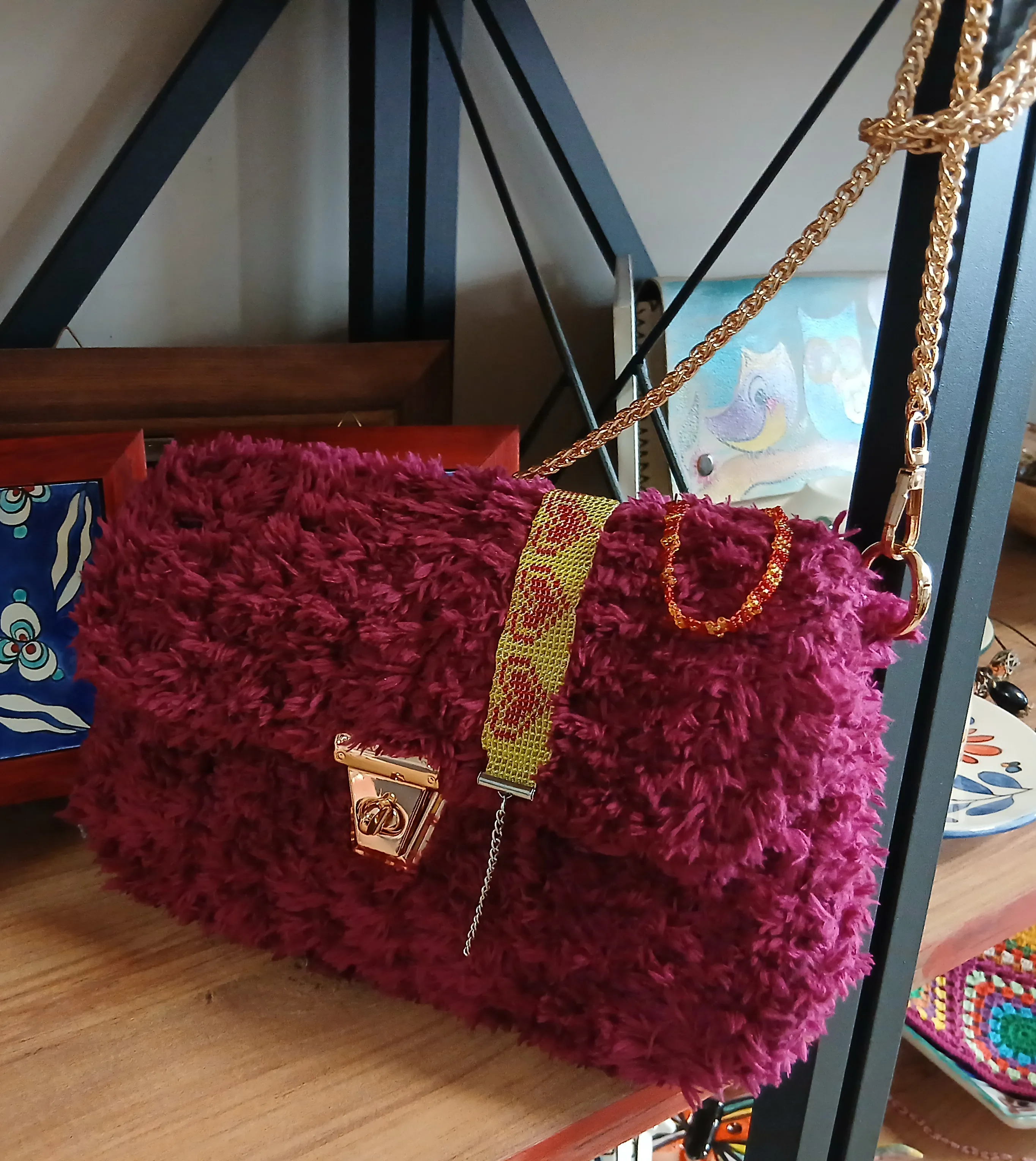 Fuşya Tüylü Omuz Çantası - Zincir Askılı ve El Örgüsü Detaylı