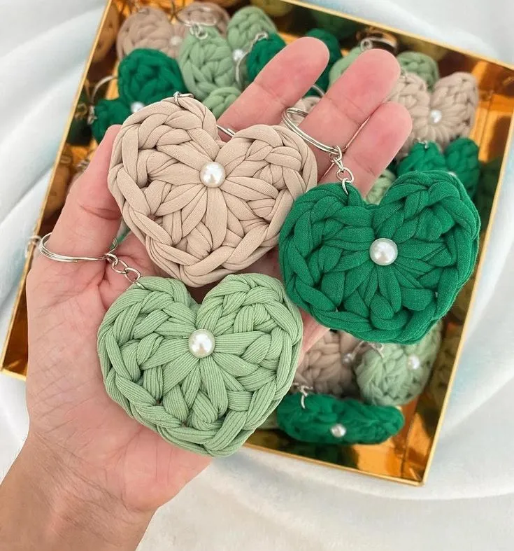 Örgü Kalp Anahtarlık - Karışık Renkli, 10 Adet, İnci Detaylı - El Emeği