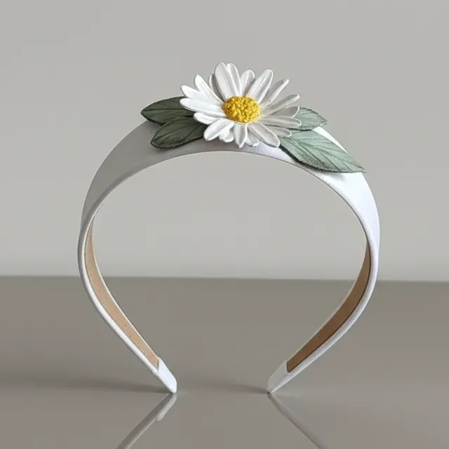 El Yapımı Soğuk Seramik Papatyalı Taç – Özel Tasarım