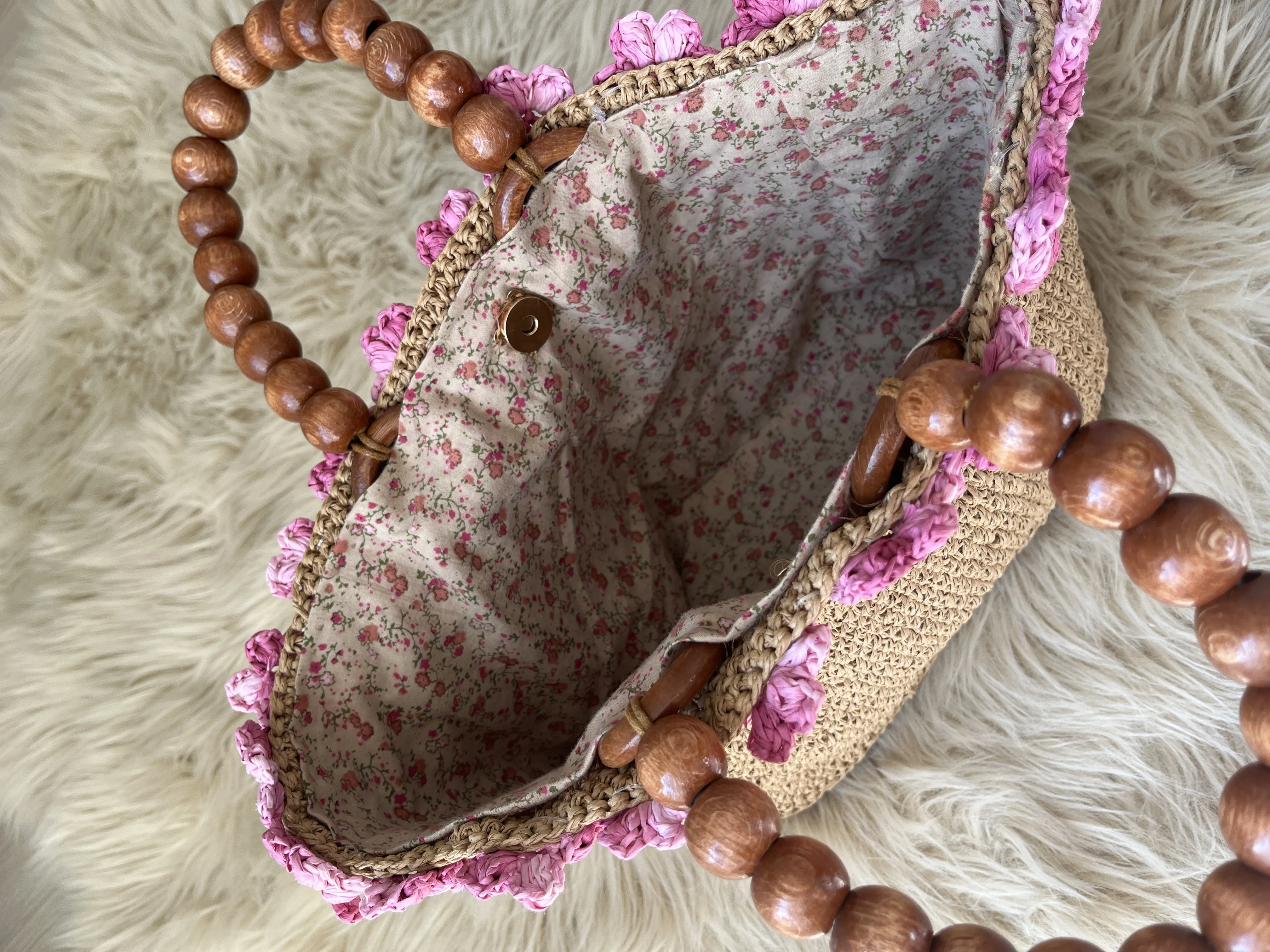Rafya Kağıt İpten Örme Çanta - Pembe Çiçek ve Ahşap Detaylı