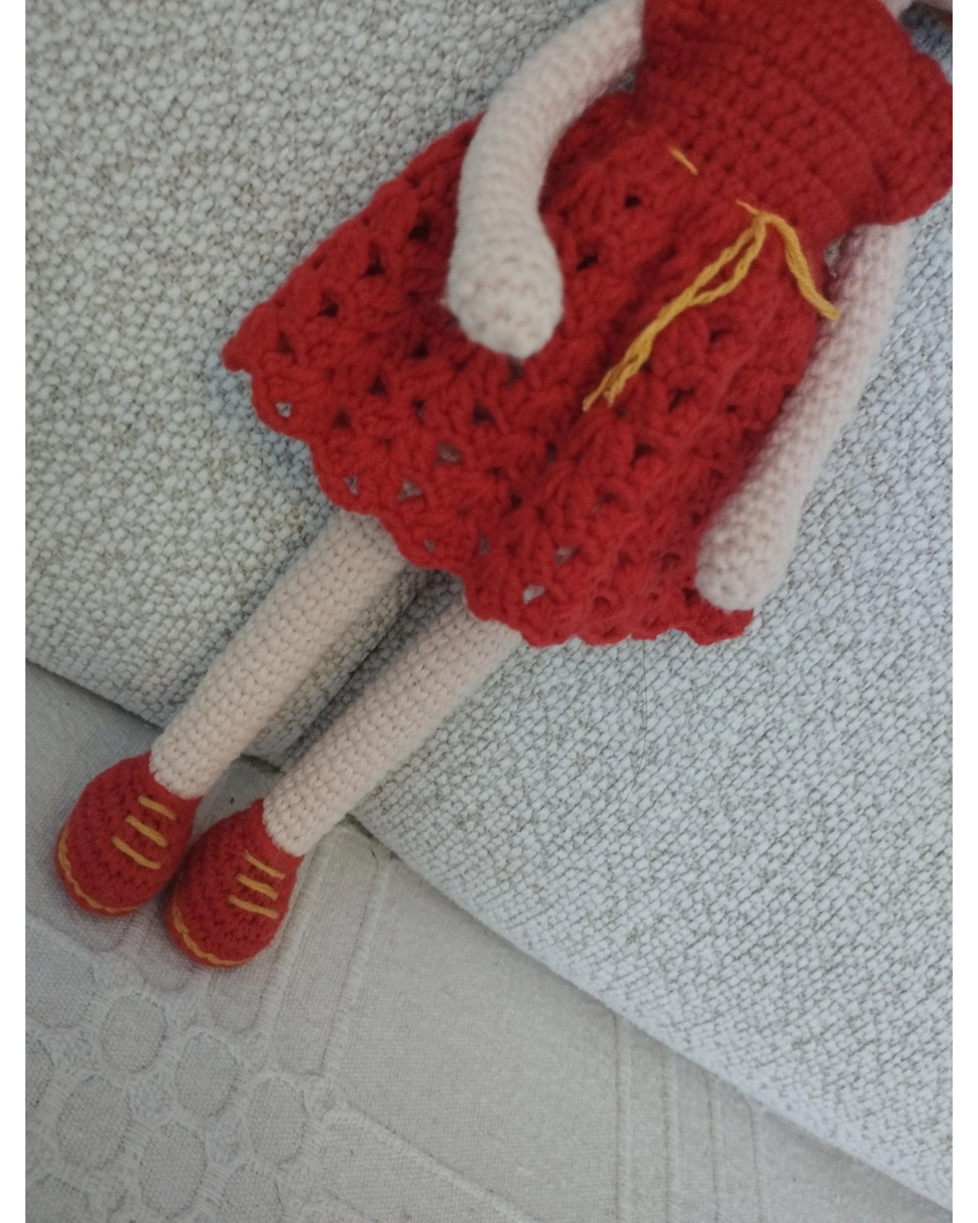 Amigurumi Oyuncak Bebek - Kırmızı Elbiseli, Doğal Coton İplerle Örülmüş