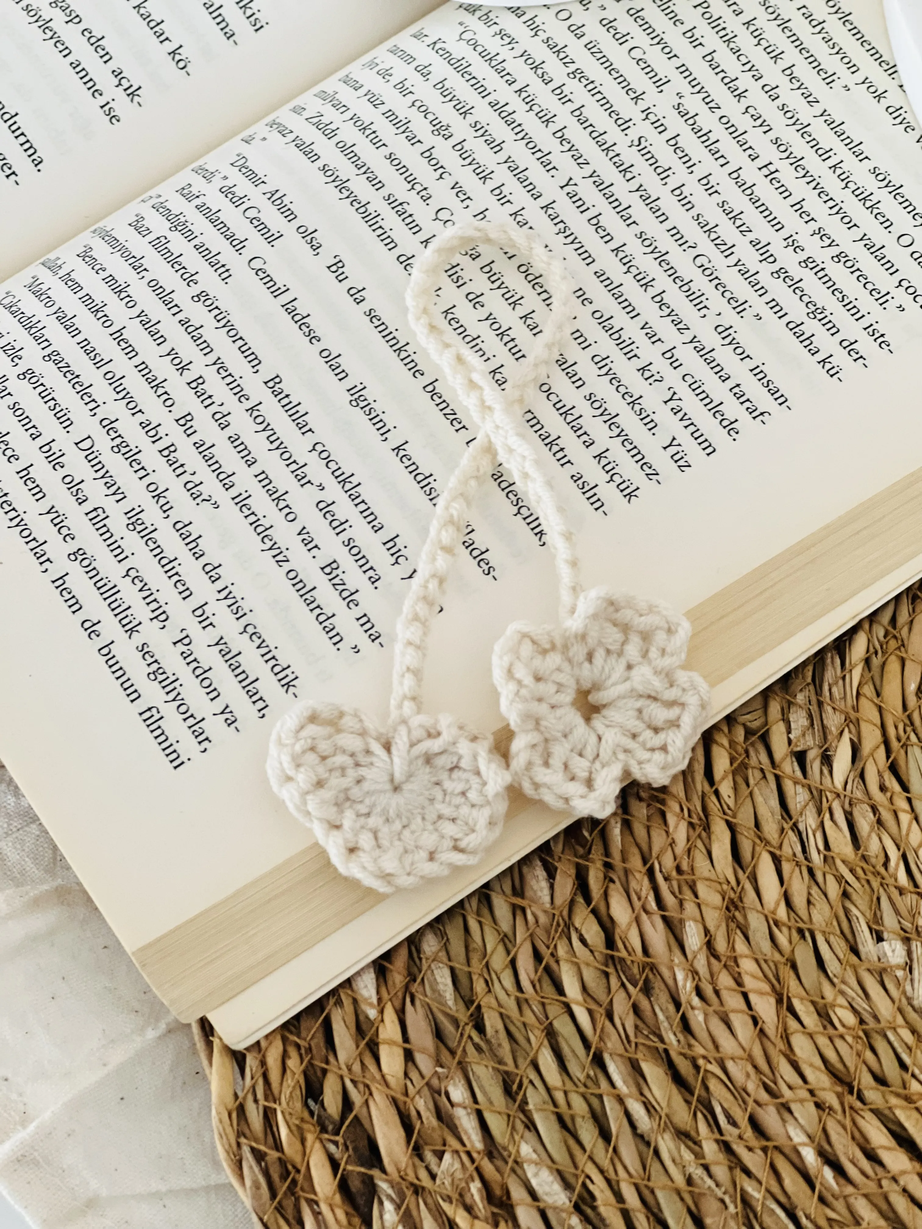 Tığ İşi Krem Kalp Uçlu Kitap Ayracı