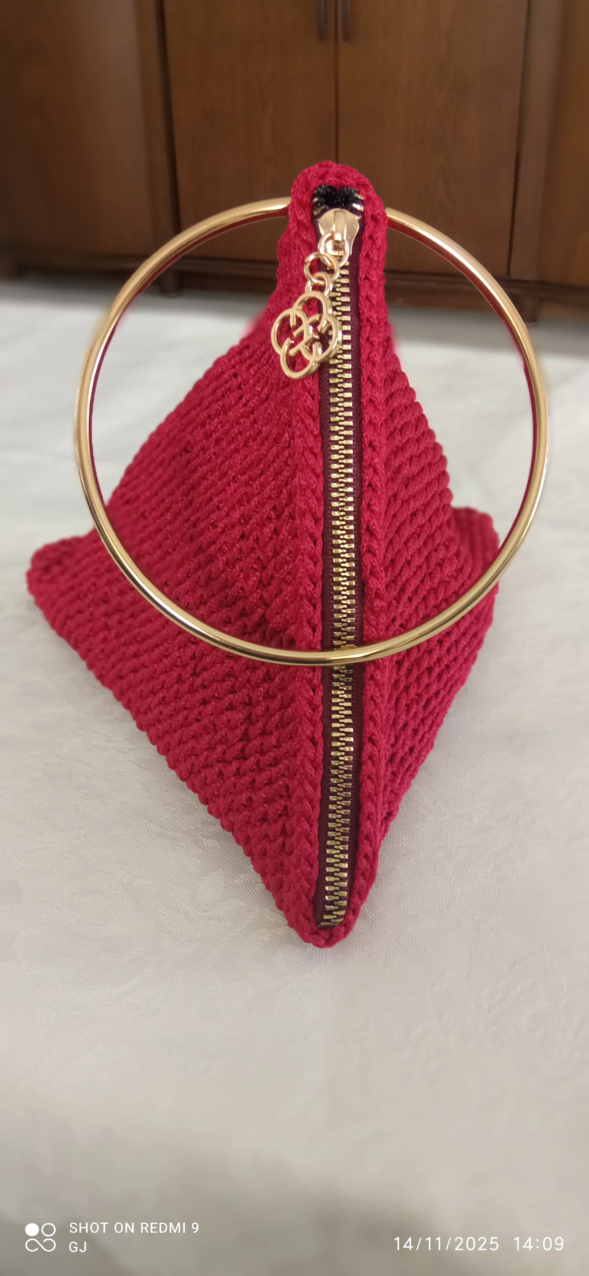 Koyu Kırmızı Örgü Piramit Çanta - Gold Detaylı ve Halka Saplı