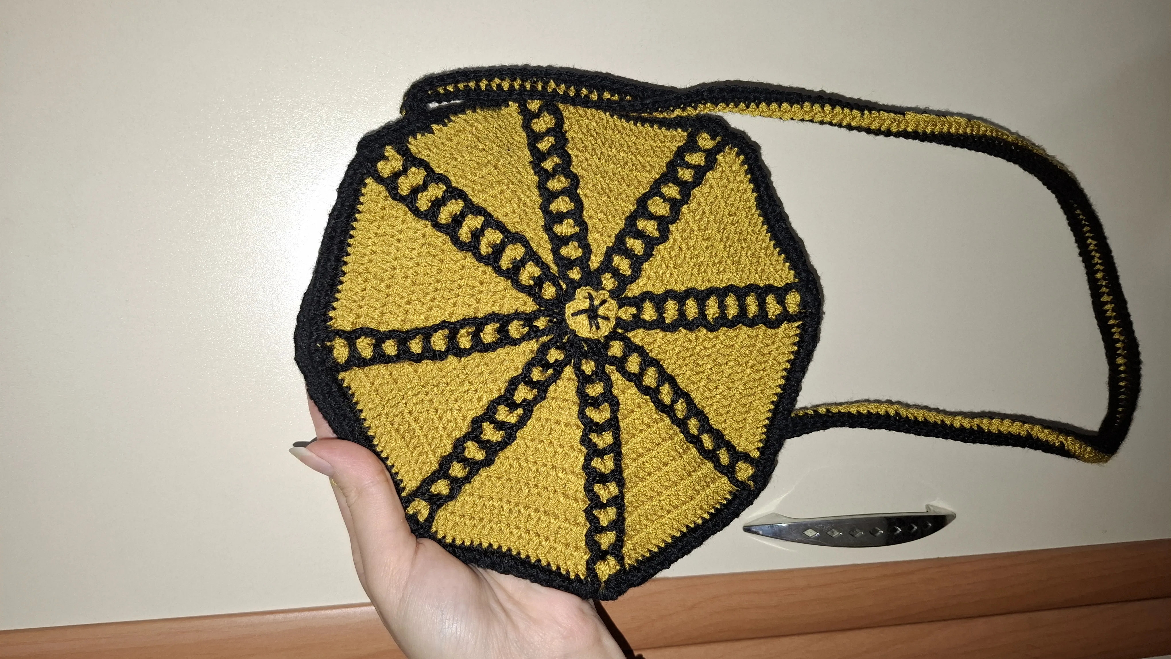 Sarı ve Siyah Renkli Örgü Omuz Çantası - Motifli El Emeği