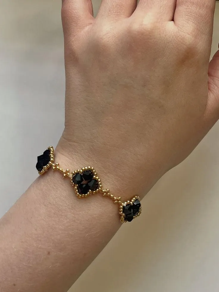 Siyah Kristal Taşlı Altın Renkli Yonca Bileklik - El Yapımı