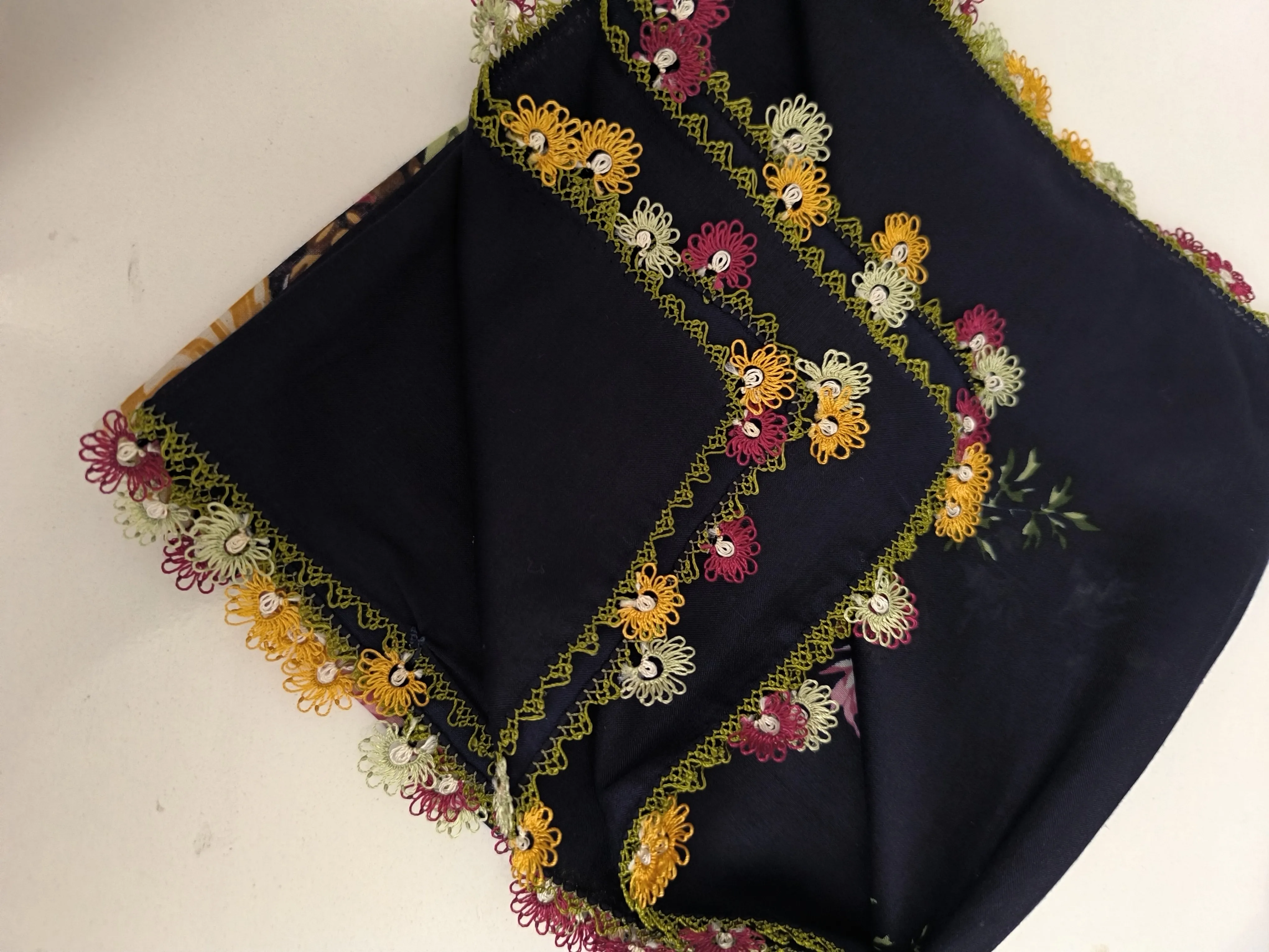 Lacivert Zemin Çiçek Desenli İğne Oyası Yazma - El Emeği