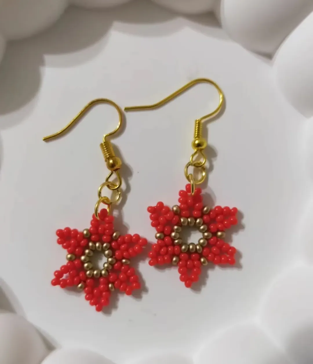 Kırmızı Çiçek Motifli El Yapımı Boncuk Küpe