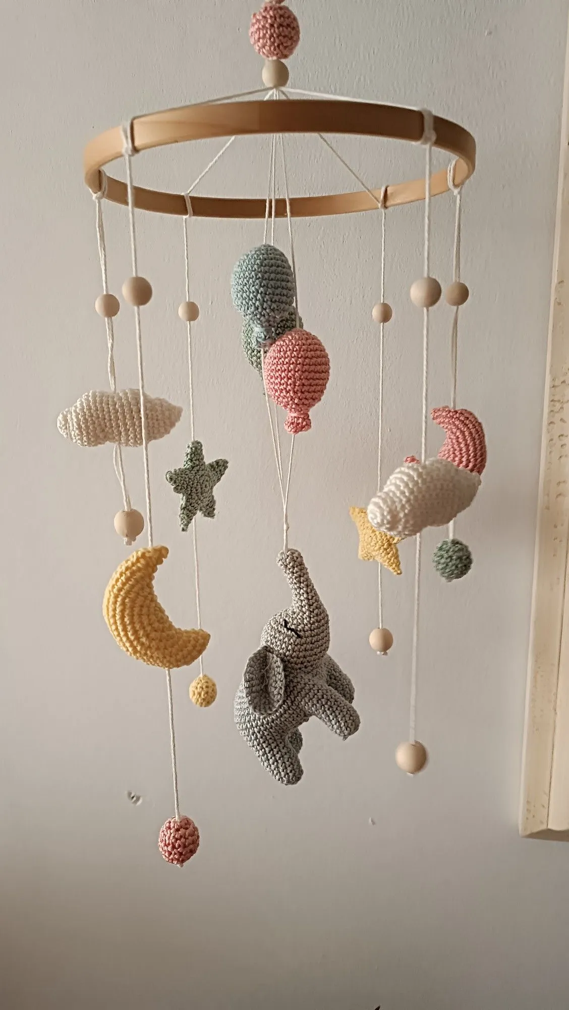 Amigurumi Gri Fil ve Pastel Renkli Figürlü Bebek Dönence