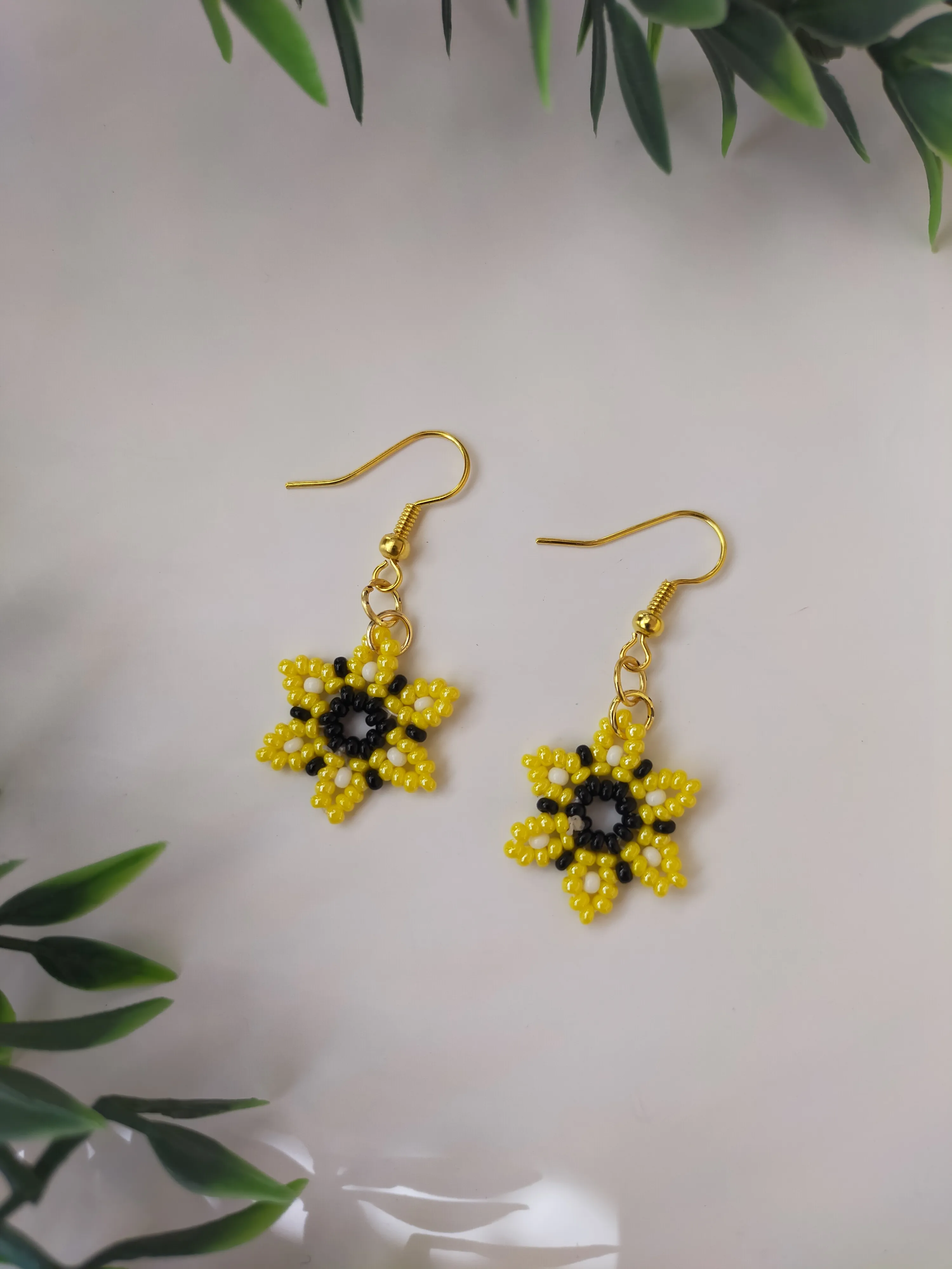 Sarı Çiçek Desenli Boncuk Küpe