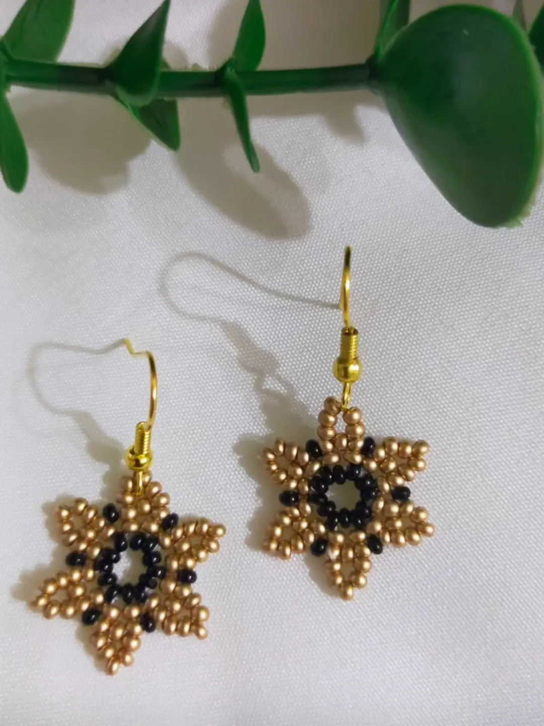 Altın Renk Yıldız Formlu Boncuk Küpe