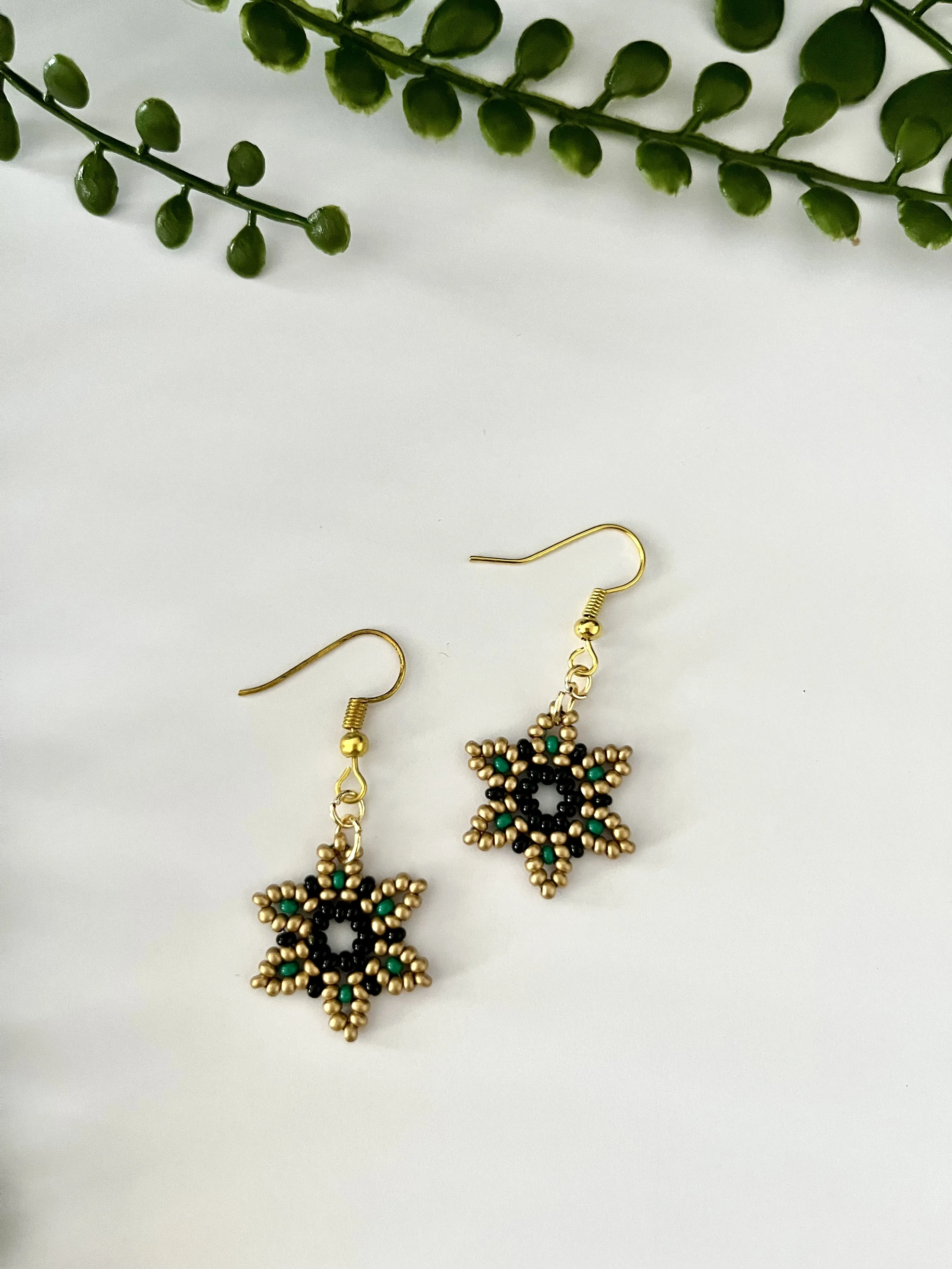 Miyuki Tarzı Altın Kaplama Kancalı Yeşil Siyah Boncuk Küpe