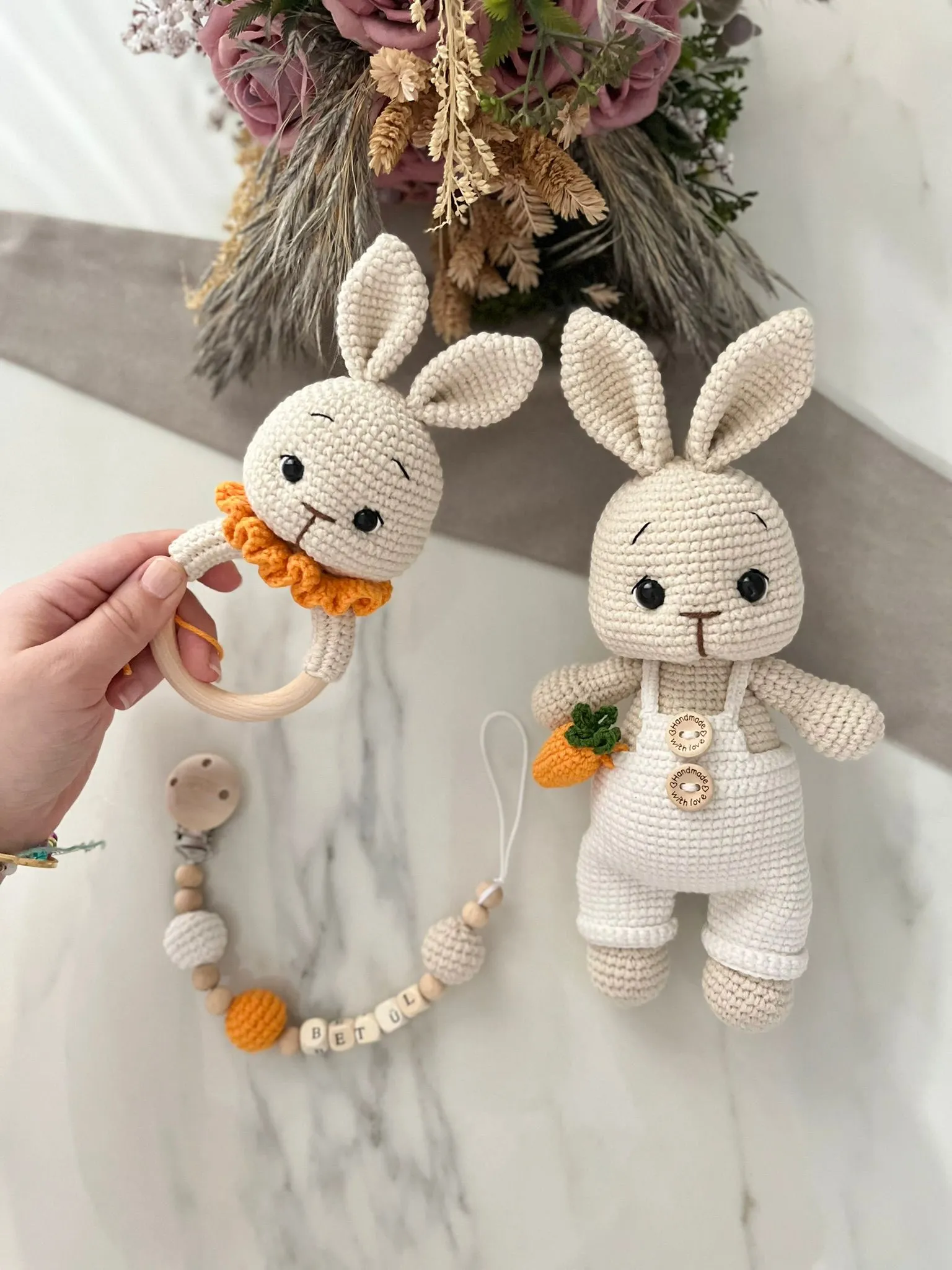 Havuçlu Tavşan 3lü set – Amigurumi Tavşan, Çıngırak ve Emzik Zinciri