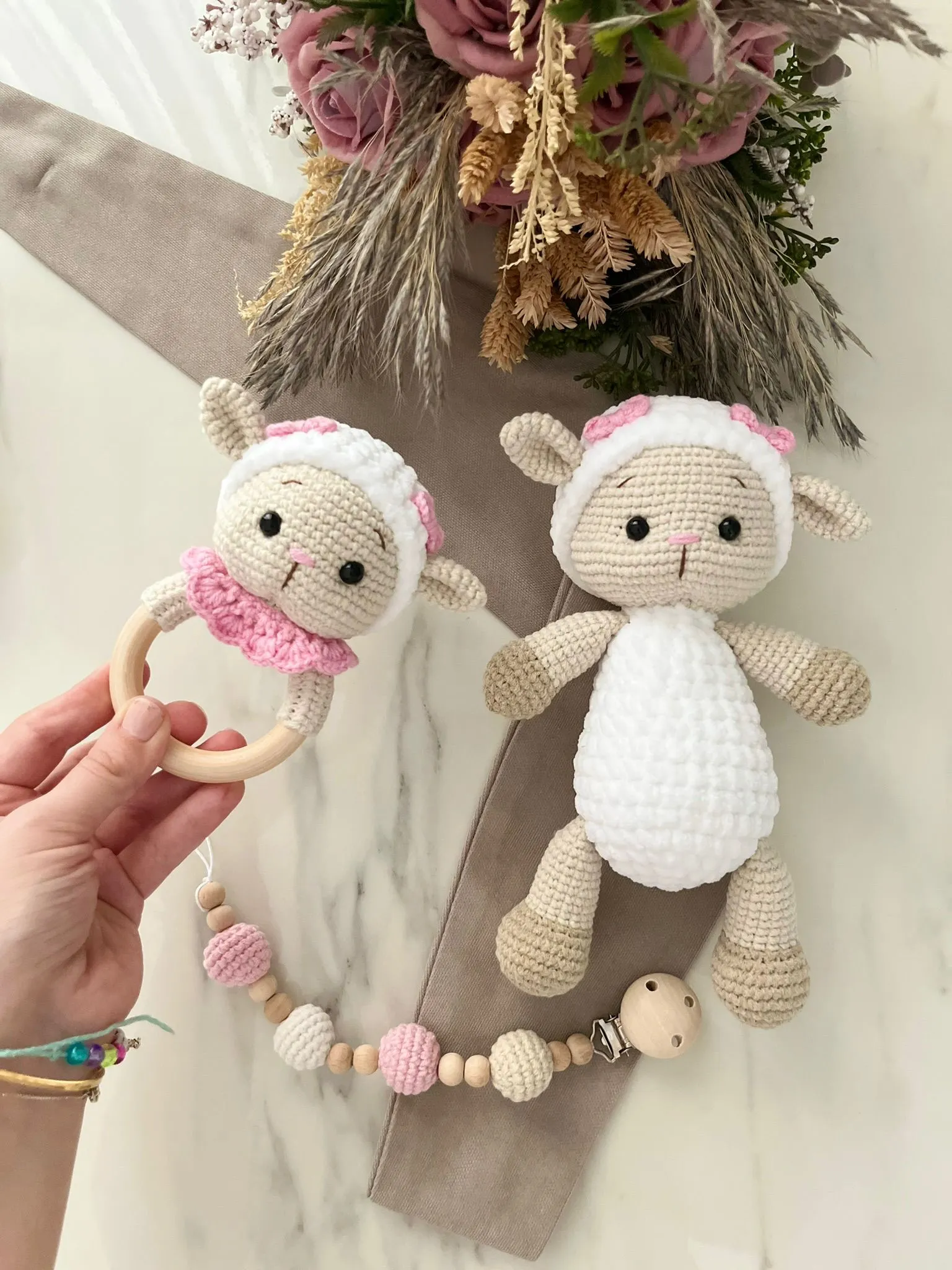 Kuzu 3’lü Set – Amigurumi Oyuncak, Çıngırak ve Emzik Zinciri