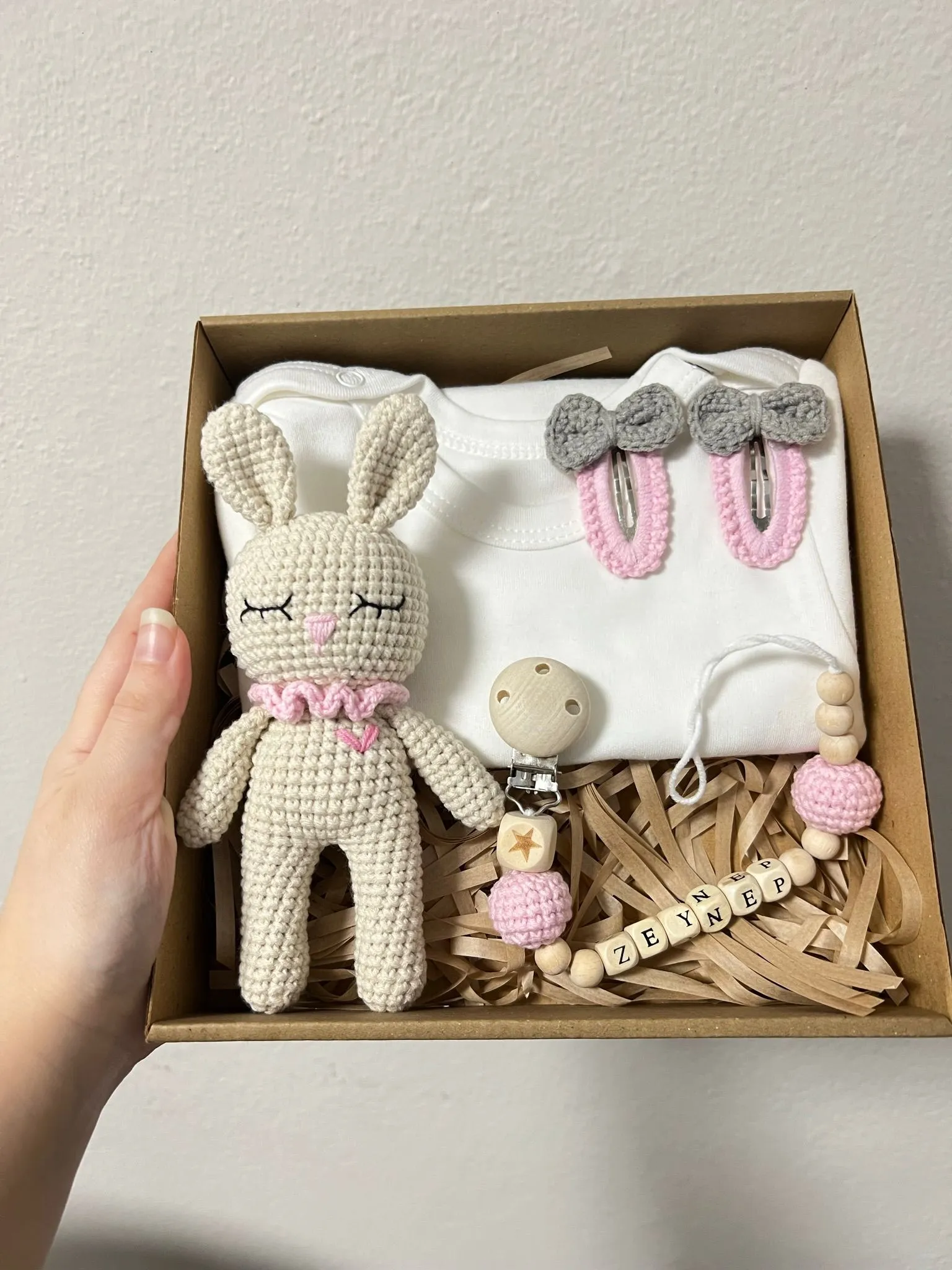 Yeni Doğan Hediye Kutusu – Toka + Zıbın + Emzik Zinciri + Mini Uyku Arkadaşı