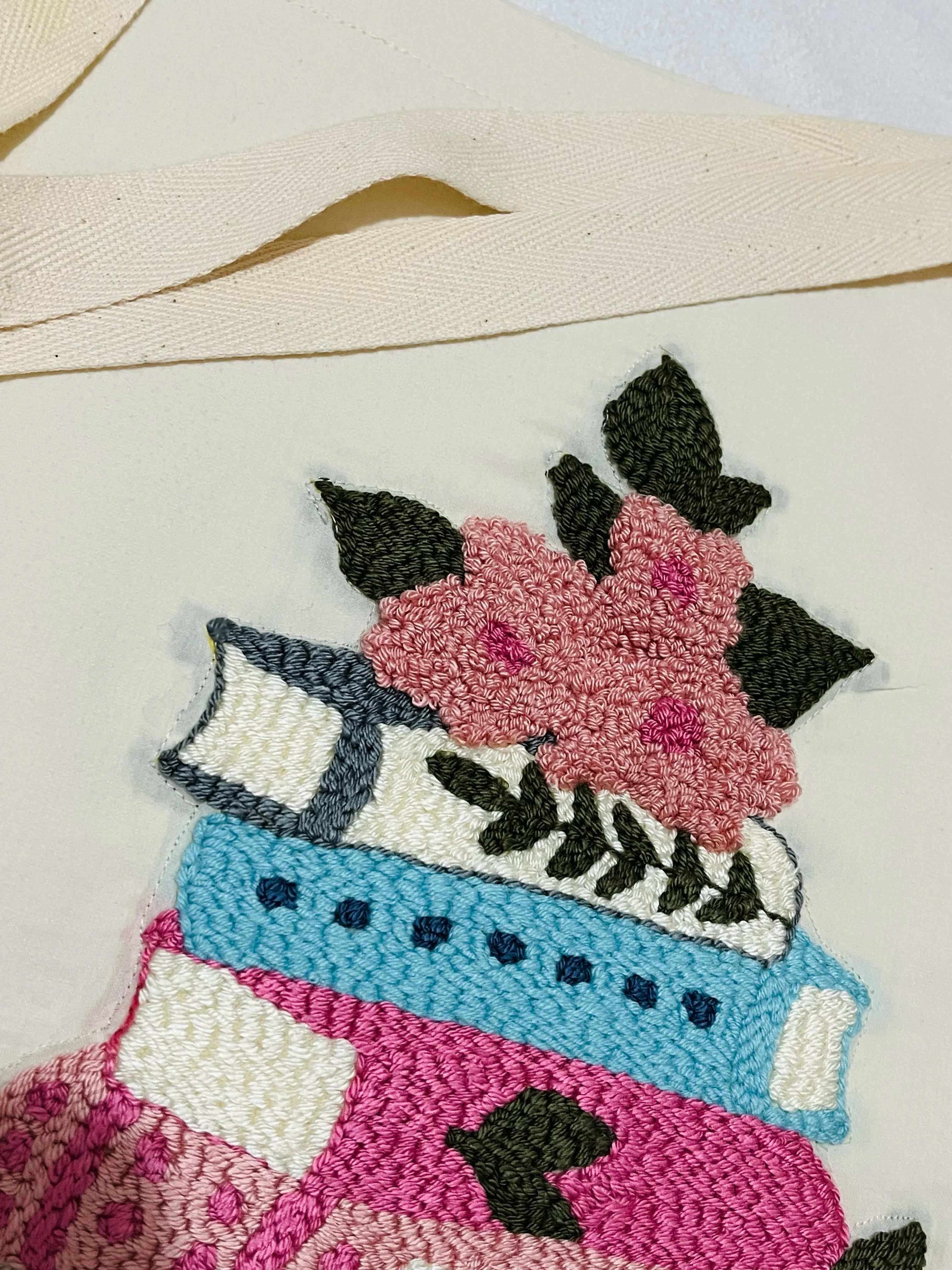 Kitap Desenli Punch Nakışlı Krem Bez Çanta - El Yapımı