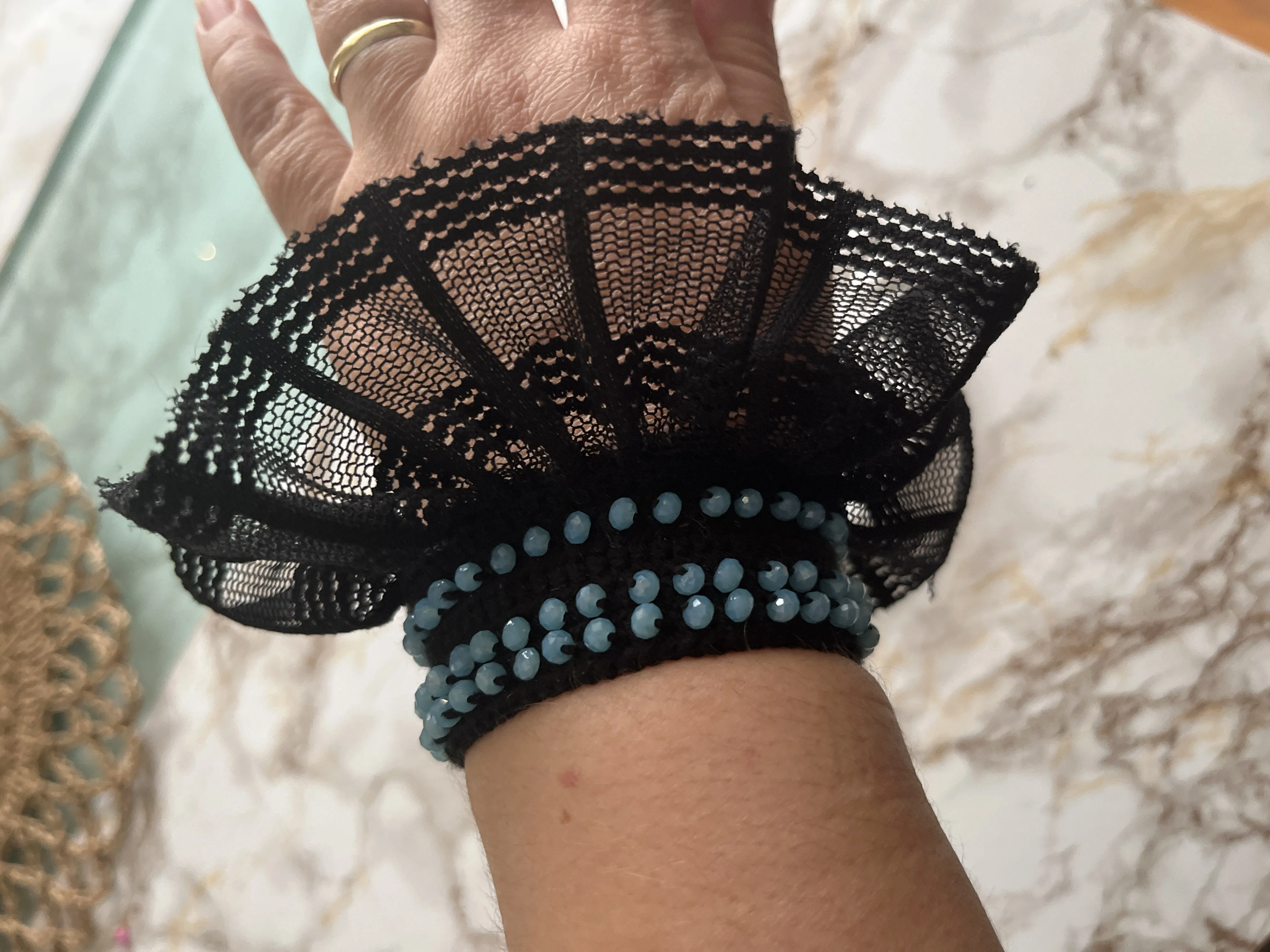 Siyah Tüllü ve Boncuk İşlemeli Bileklik