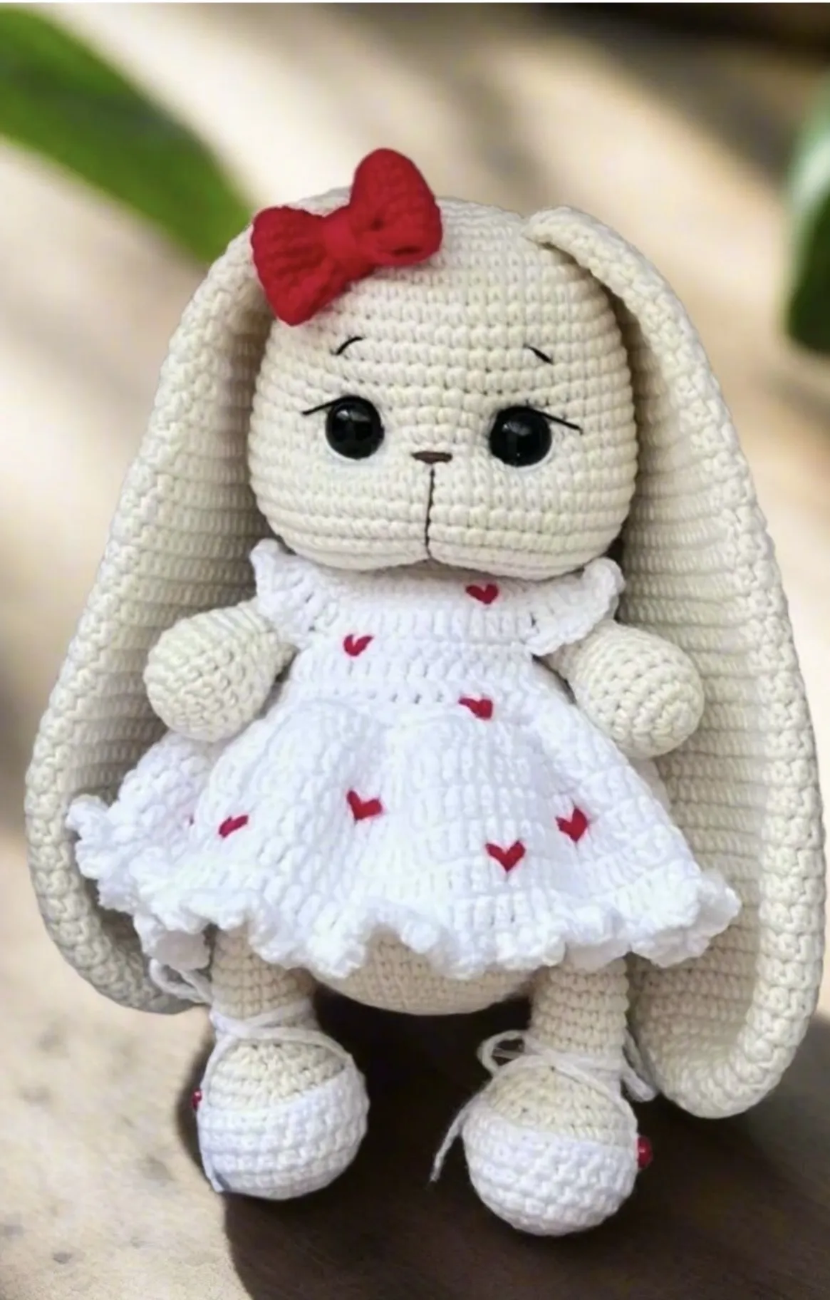 Amigurumi Beyaz Elbiseli Kalpli Uzun Kulaklı Tavşan Oyuncak Bebek