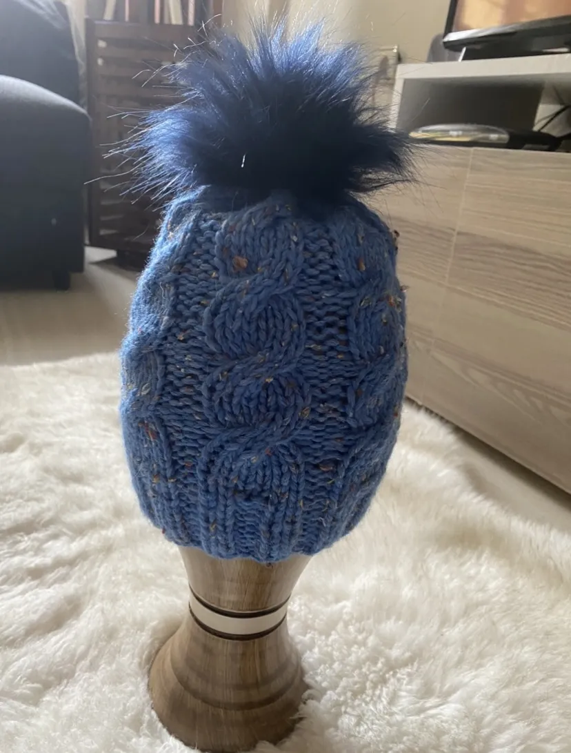 Mavi Yün Çocuk Bere - Ponponlu, Örgü Desenli, 14x23 cm - El Örgüsü