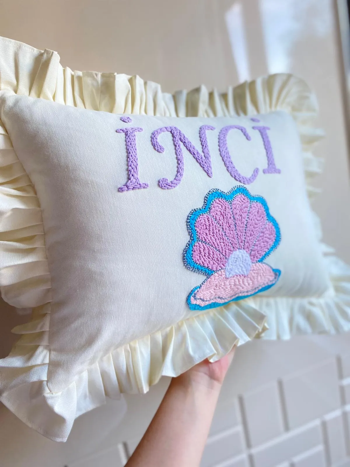 Fırfırlı Bebek Yastığı - Kişiye Özel İsim İşlemeli, El Yapımı