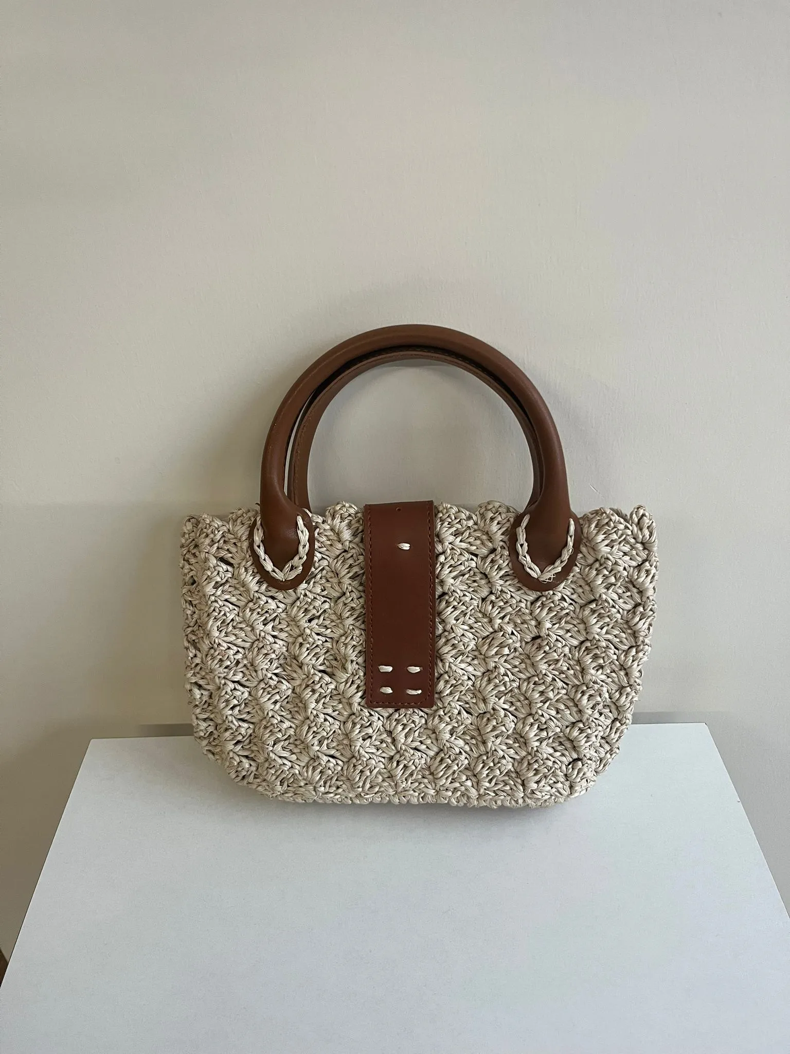 Örme Krem Renkli Omuz Çantası Kahverengi Deri Detaylı Şık Tasarım