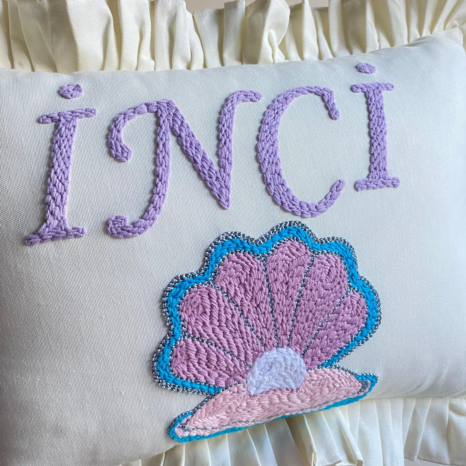 Fırfırlı Bebek Yastığı - Kişiye Özel İsim İşlemeli, El Yapımı