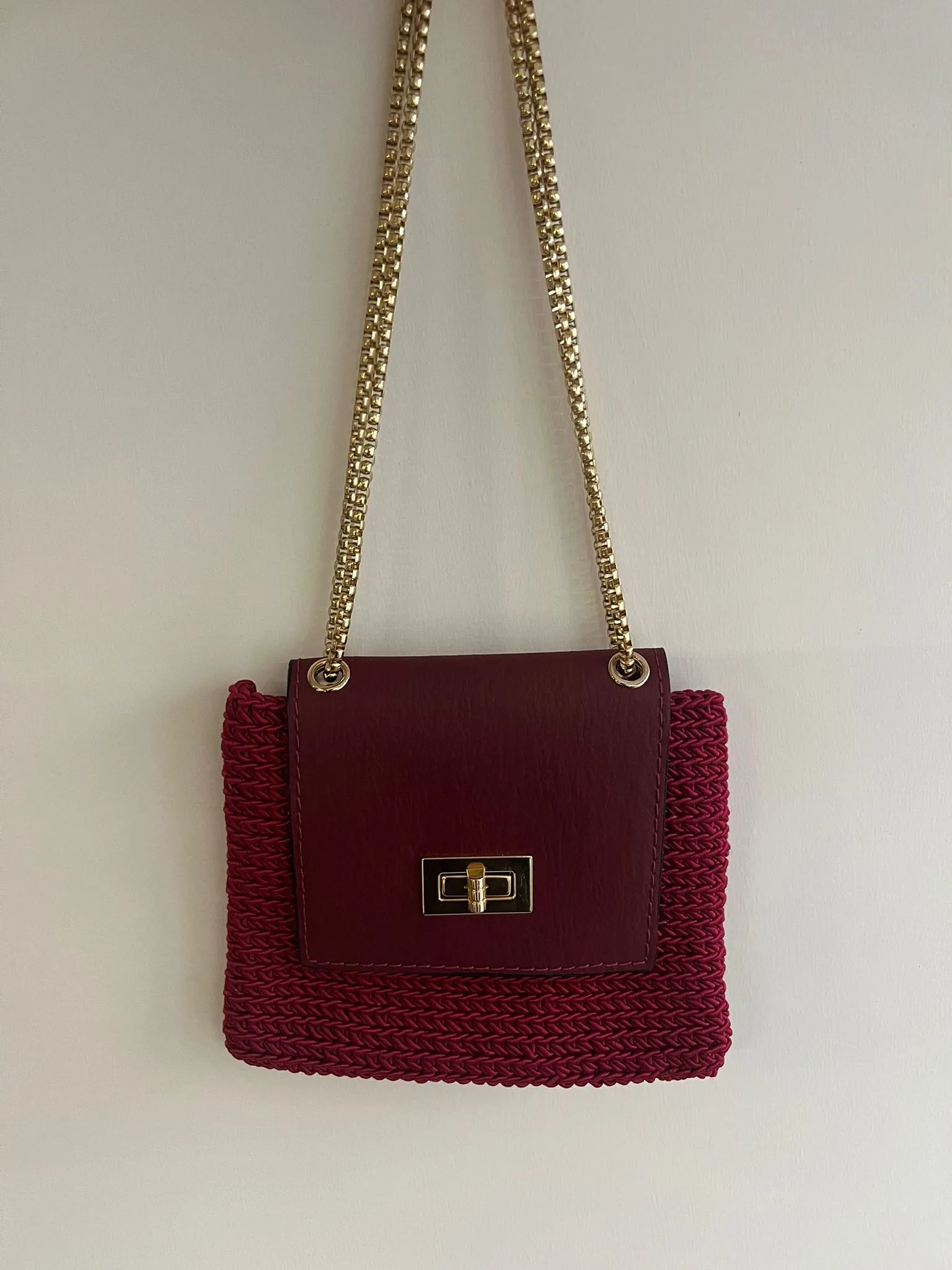 Bordo Suni Deri Kapaklı Örme Çanta - Altın Zincirli Omuz Çantası