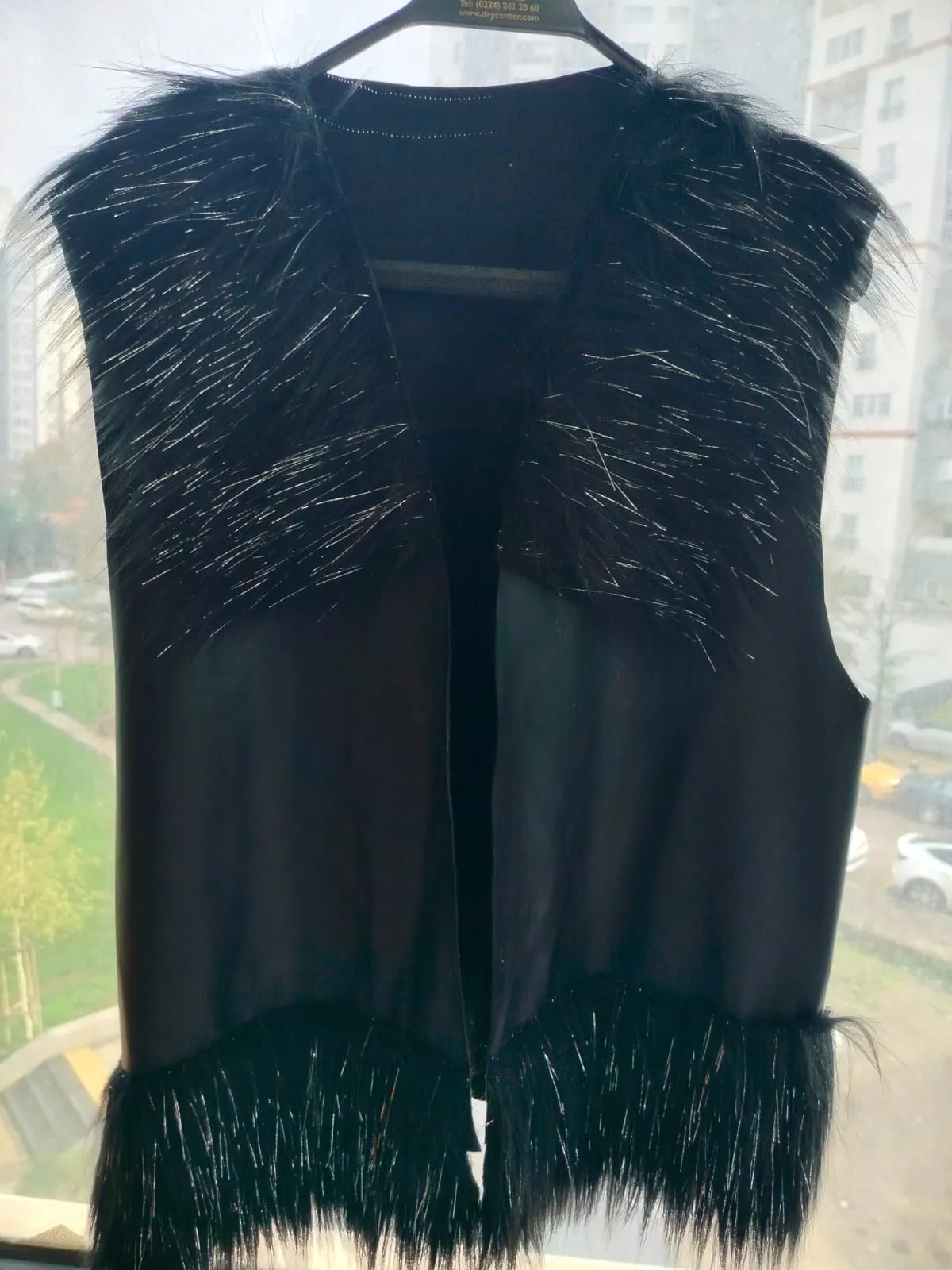 Siyah Suni Kürk Detaylı Yelek - El Örgüsü Şık Tasarım