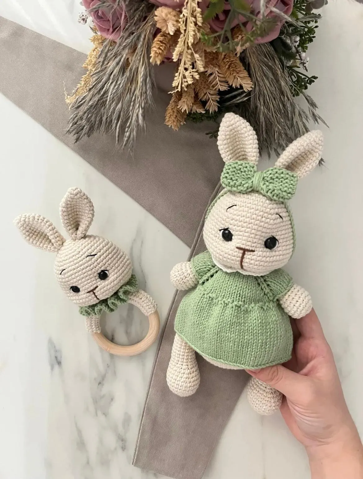 Amigurumi Yeşil Elbiseli Tombik Tavşan ve Çıngırak Seti