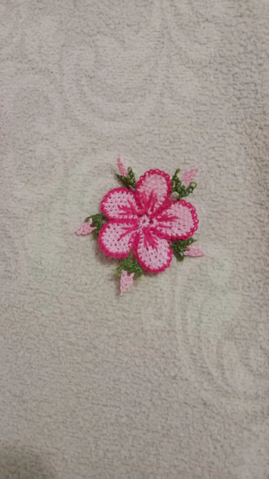 El İşi Tığ Oyası Namaz Başörtüsü Motifi – Pembe Çiçek Desenli