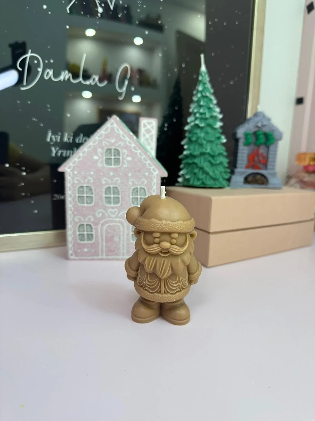 Kahverengi Noel Baba Figürlü El Yapımı Dekoratif Mum – Mini Yılbaşı Konsept Mum