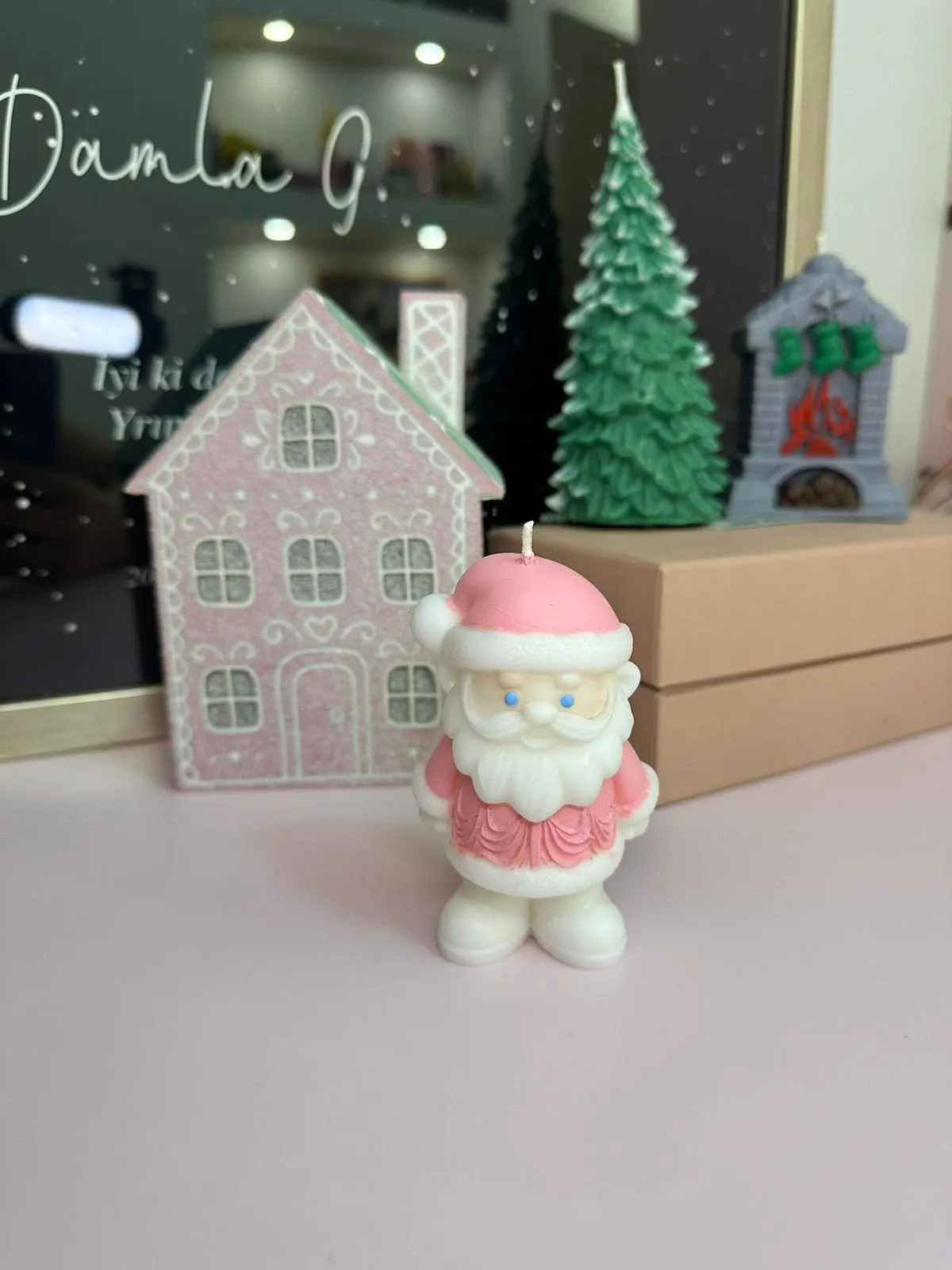 Pembe Noel Baba Figürlü El Yapımı Mini Dekoratif Mum – Yılbaşı Konsept