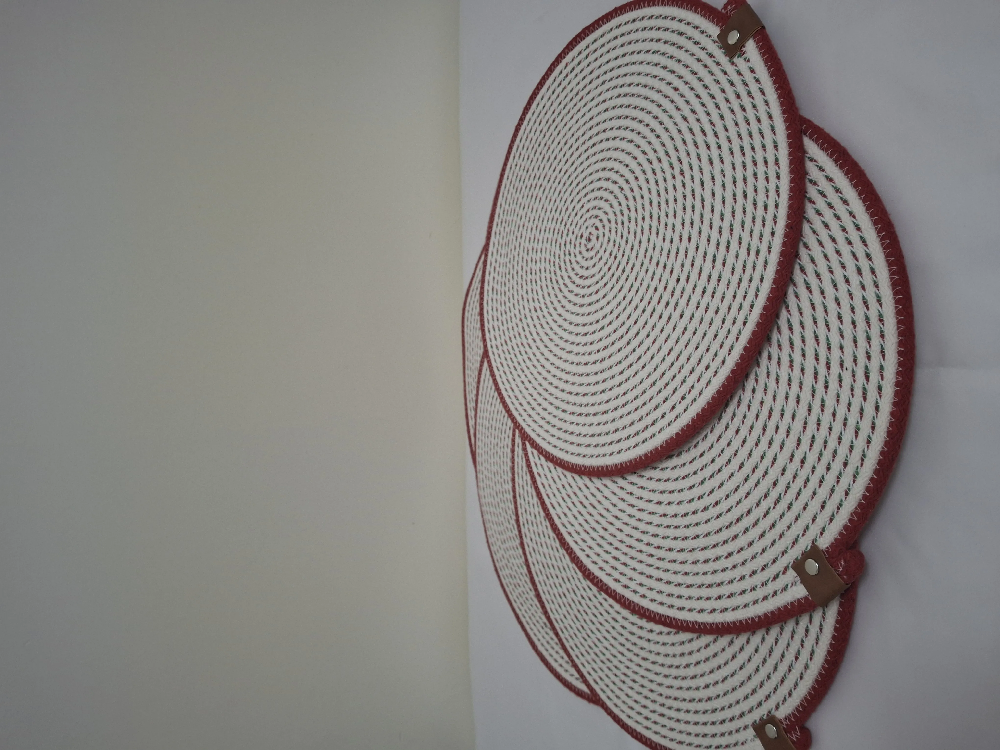 Kırmızı Kenarlı Yuvarlak Yılbaşı Supla - 33 cm Tress Kordon İp