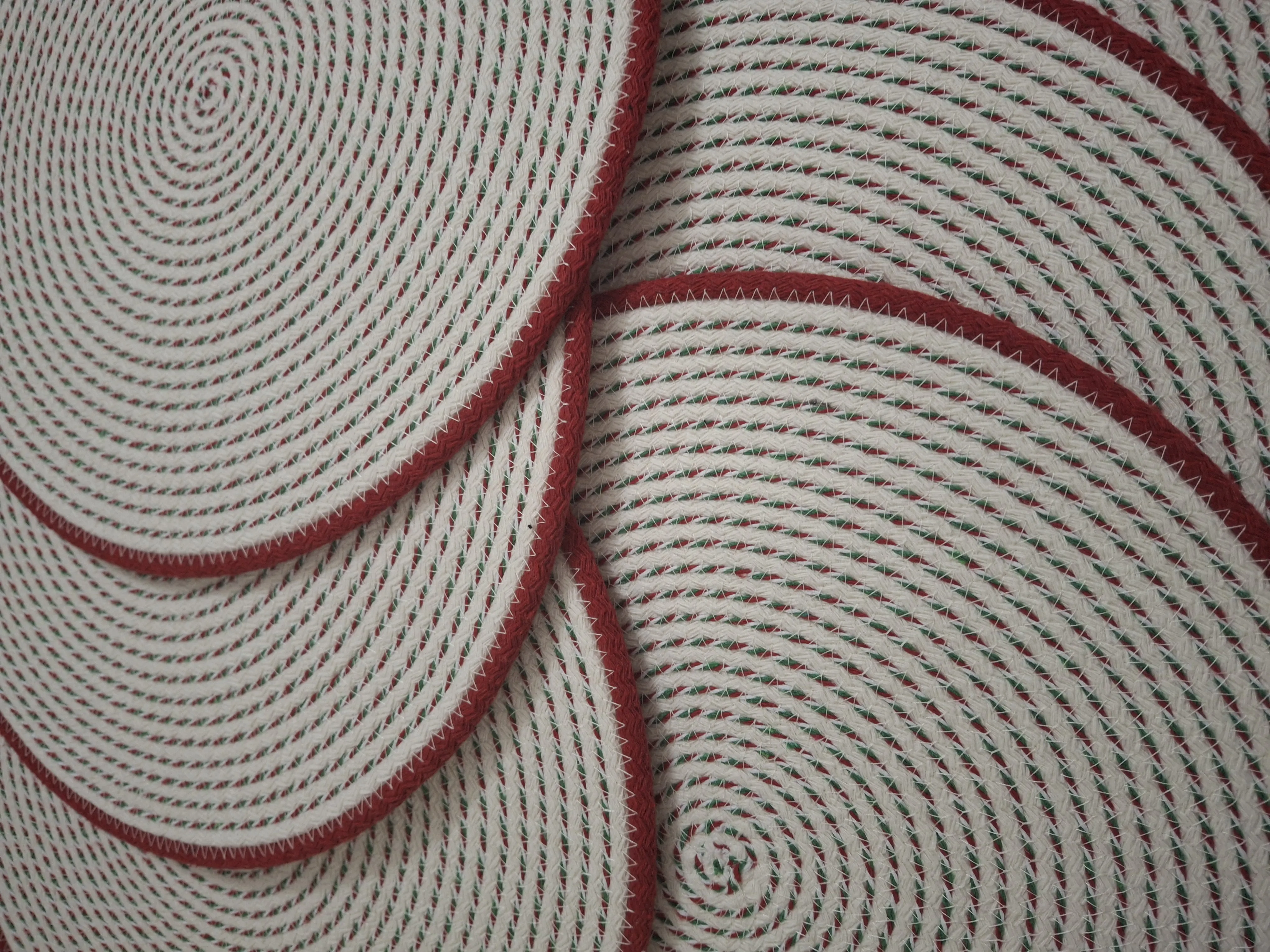 Kırmızı Kenarlı Yuvarlak Yılbaşı Supla - 33 cm Tress Kordon İp