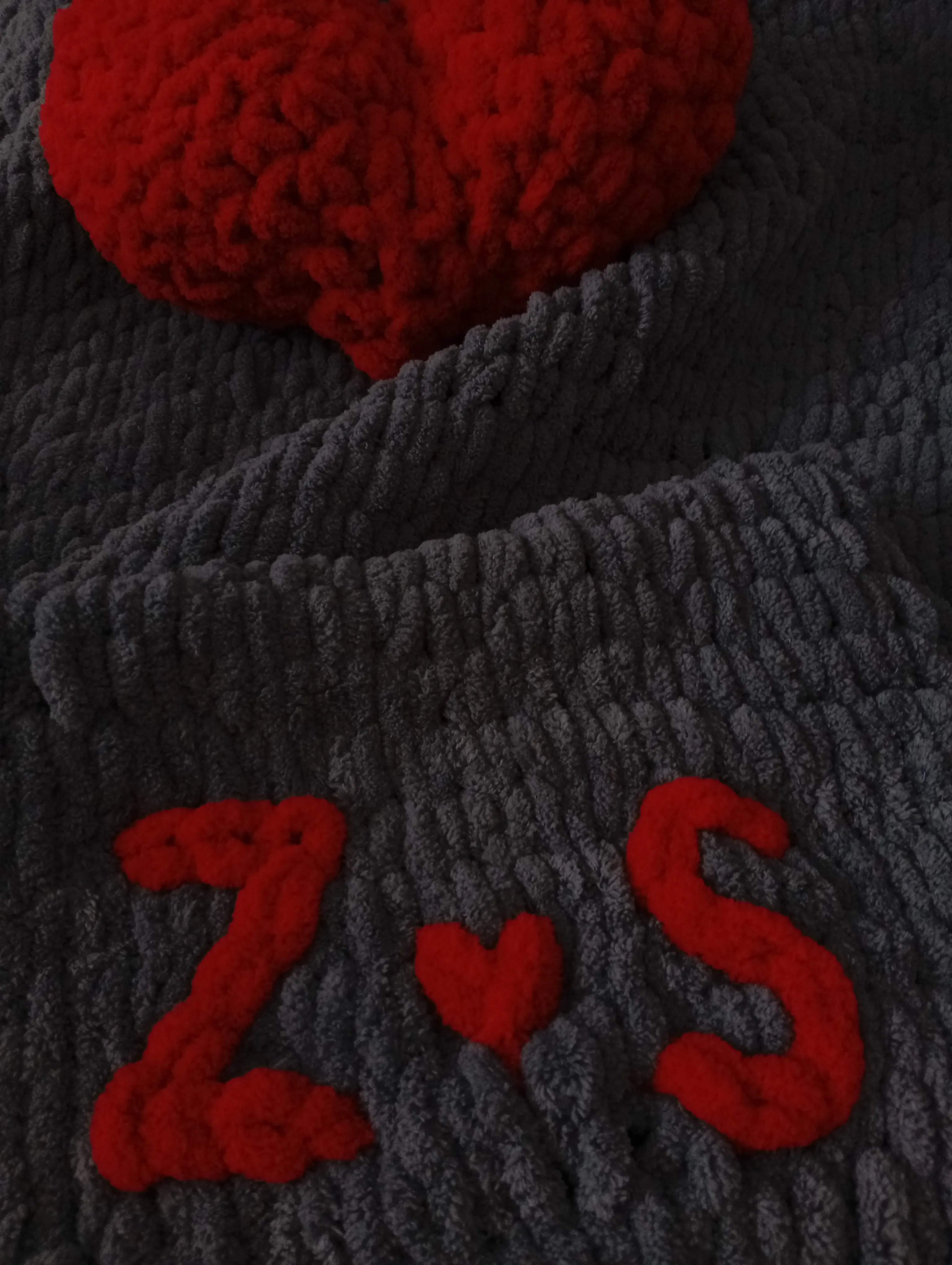 Gri Renkli Kalp Desenli Alize Puffy Örme Bebek Battaniyesi