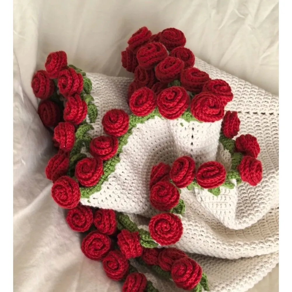 Beyaz Örgü Şal ve Kırmızı Gül Detaylı Dekoratif Ev Tekstili